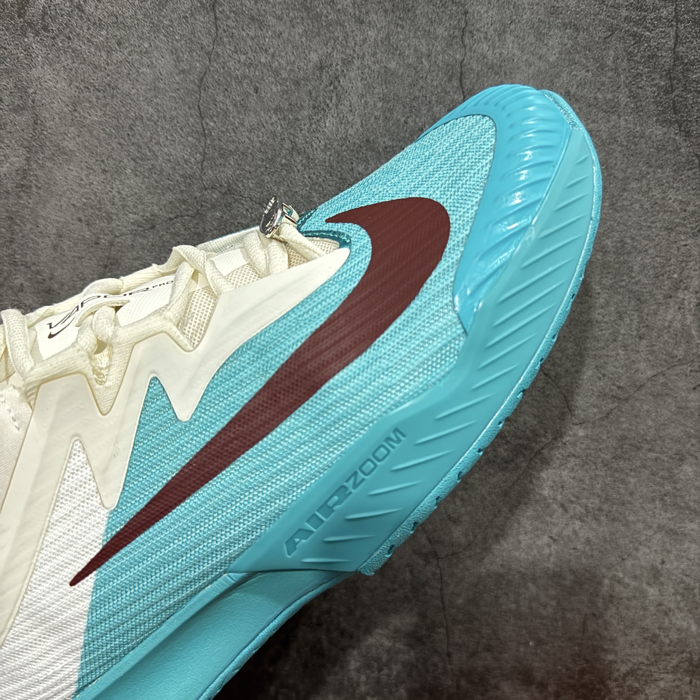 图片[6]-【外贸版】Nike Vapor Pro 3 Premium 舒适耐用 防滑耐磨 低帮 网球鞋 HJ6641-300 郑钦文同款上脚 网球实战必穿款 颜值与实用性兼具 轻质网眼鞋面，透气又轻盈 Air Zoom 缓震配置超给力，击球冲击能有效吸收，缓震回弹超舒适，启动反馈也很赞。 鞋身流线型设计，减少空气阻力，灵活性拉满 鞋底橡胶耐磨，硬地抓地力强，多方向人字纹，急停、变向都稳 中足锁定稳，侧向支撑靠谱，鞋楦贴合度适中，打球时脚在鞋里不乱晃，能专注赢球 简约设计适配多种风格，运动与日常场景无缝切换 轻量化与透气性 网面材质减轻重量，长时间穿着舒适 尺码：36-45（46 47后期出）-选品中心