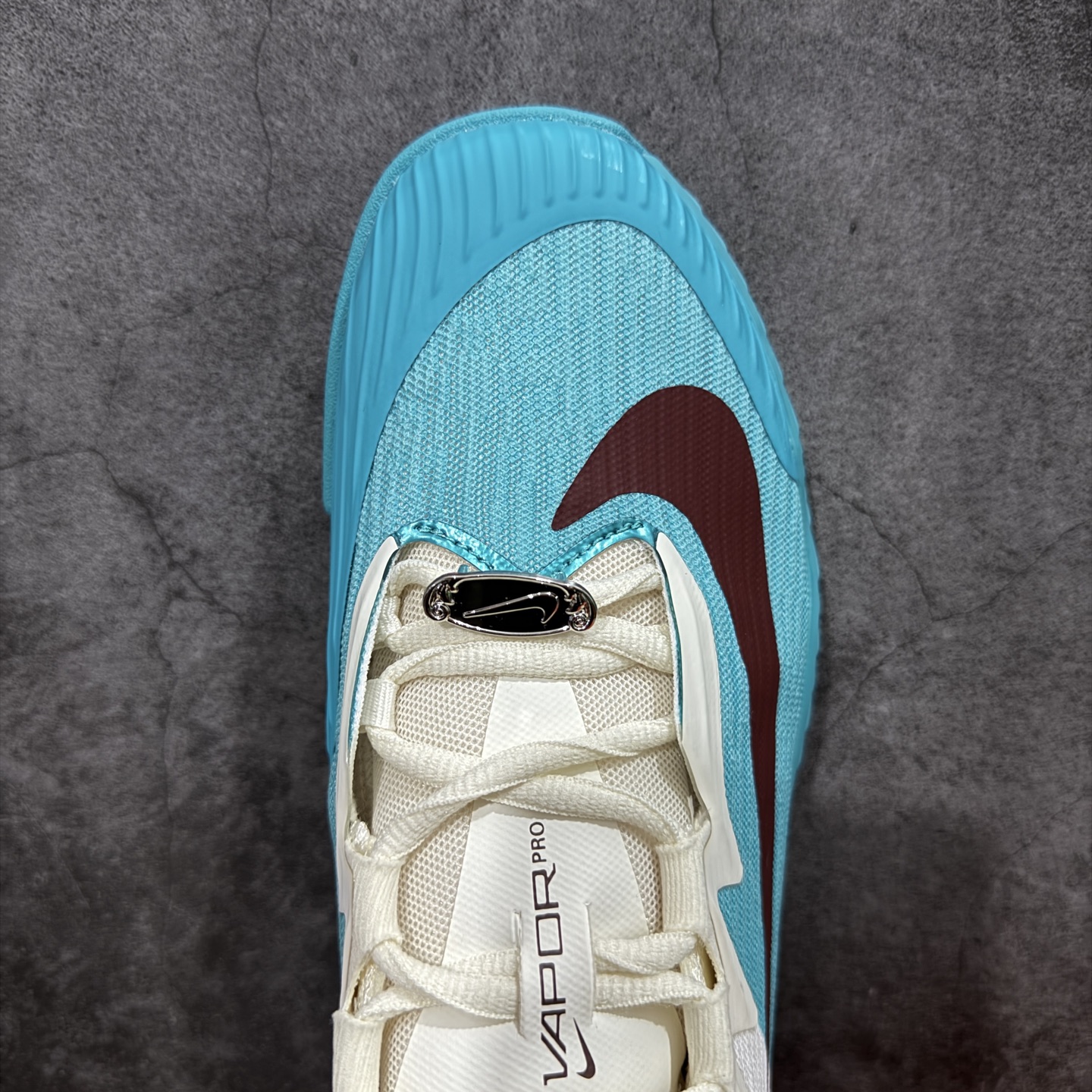 图片[5]-【外贸版】Nike Vapor Pro 3 Premium 舒适耐用 防滑耐磨 低帮 网球鞋 HJ6641-300 郑钦文同款上脚 网球实战必穿款 颜值与实用性兼具 轻质网眼鞋面，透气又轻盈 Air Zoom 缓震配置超给力，击球冲击能有效吸收，缓震回弹超舒适，启动反馈也很赞。 鞋身流线型设计，减少空气阻力，灵活性拉满 鞋底橡胶耐磨，硬地抓地力强，多方向人字纹，急停、变向都稳 中足锁定稳，侧向支撑靠谱，鞋楦贴合度适中，打球时脚在鞋里不乱晃，能专注赢球 简约设计适配多种风格，运动与日常场景无缝切换 轻量化与透气性 网面材质减轻重量，长时间穿着舒适 尺码：36-45（46 47后期出）-选品中心