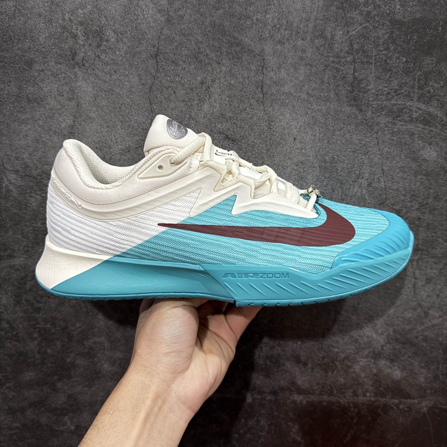 【外贸版】Nike Vapor Pro 3 Premium 舒适耐用 防滑耐磨 低帮 网球鞋 HJ6641-300 郑钦文同款上脚 网球实战必穿款 颜值与实用性兼具 轻质网眼鞋面，透气又轻盈 Air Zoom 缓震配置超给力，击球冲击能有效吸收，缓震回弹超舒适，启动反馈也很赞。 鞋身流线型设计，减少空气阻力，灵活性拉满 鞋底橡胶耐磨，硬地抓地力强，多方向人字纹，急停、变向都稳 中足锁定稳，侧向支撑靠谱，鞋楦贴合度适中，打球时脚在鞋里不乱晃，能专注赢球 简约设计适配多种风格，运动与日常场景无缝切换 轻量化与透气性 网面材质减轻重量，长时间穿着舒适 尺码：36-45（46 47后期出）-选品中心