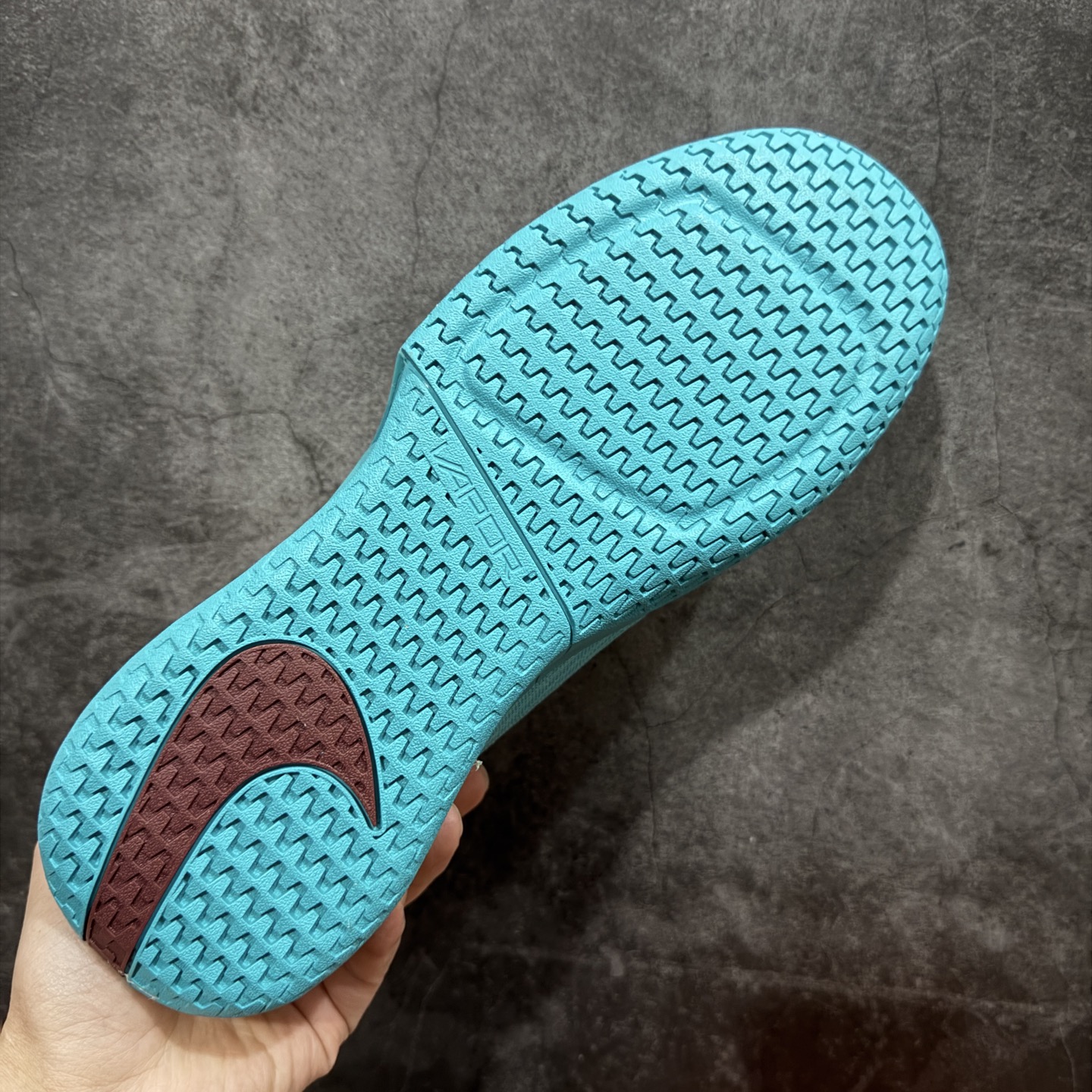 图片[9]-【外贸版】Nike Vapor Pro 3 Premium 舒适耐用 防滑耐磨 低帮 网球鞋 HJ6641-300 郑钦文同款上脚 网球实战必穿款 颜值与实用性兼具 轻质网眼鞋面，透气又轻盈 Air Zoom 缓震配置超给力，击球冲击能有效吸收，缓震回弹超舒适，启动反馈也很赞。 鞋身流线型设计，减少空气阻力，灵活性拉满 鞋底橡胶耐磨，硬地抓地力强，多方向人字纹，急停、变向都稳 中足锁定稳，侧向支撑靠谱，鞋楦贴合度适中，打球时脚在鞋里不乱晃，能专注赢球 简约设计适配多种风格，运动与日常场景无缝切换 轻量化与透气性 网面材质减轻重量，长时间穿着舒适 尺码：36-45（46 47后期出）-选品中心