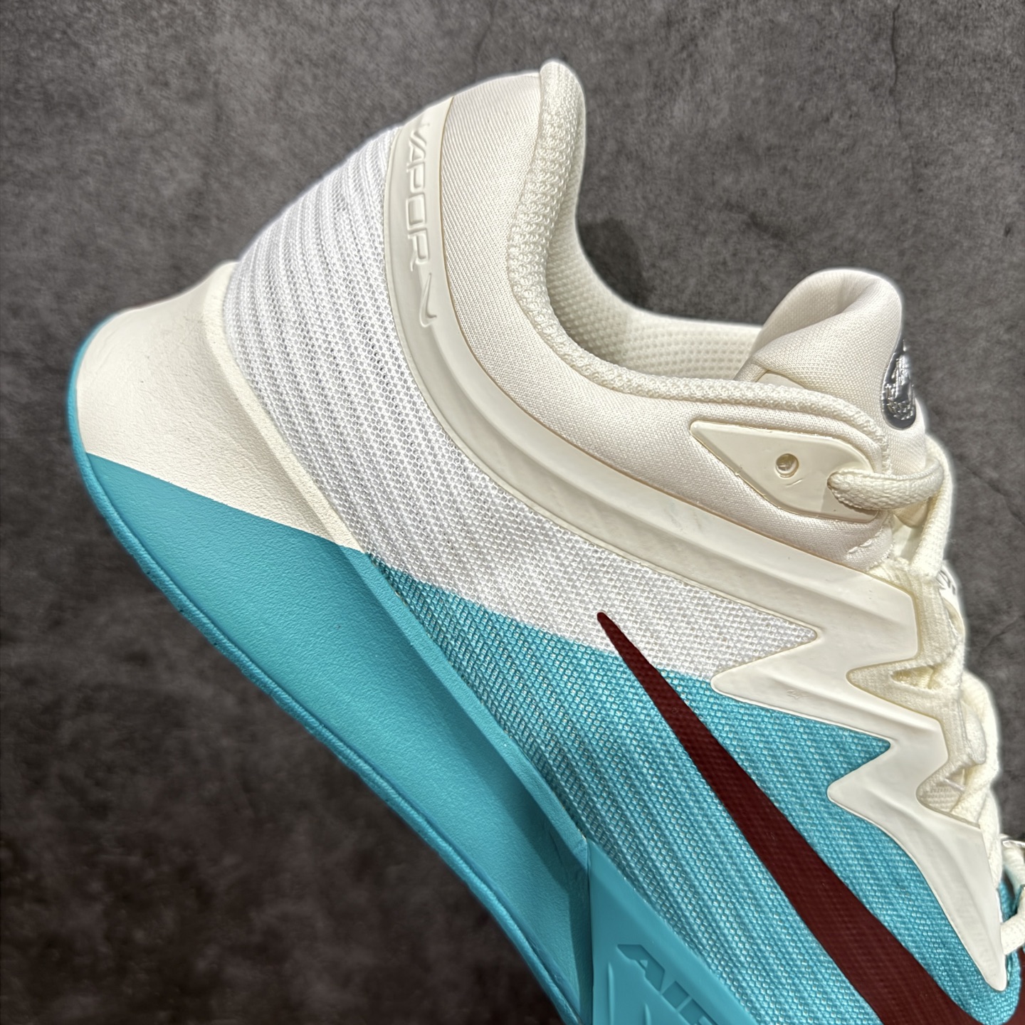 图片[7]-【外贸版】Nike Vapor Pro 3 Premium 舒适耐用 防滑耐磨 低帮 网球鞋 HJ6641-300 郑钦文同款上脚 网球实战必穿款 颜值与实用性兼具 轻质网眼鞋面，透气又轻盈 Air Zoom 缓震配置超给力，击球冲击能有效吸收，缓震回弹超舒适，启动反馈也很赞。 鞋身流线型设计，减少空气阻力，灵活性拉满 鞋底橡胶耐磨，硬地抓地力强，多方向人字纹，急停、变向都稳 中足锁定稳，侧向支撑靠谱，鞋楦贴合度适中，打球时脚在鞋里不乱晃，能专注赢球 简约设计适配多种风格，运动与日常场景无缝切换 轻量化与透气性 网面材质减轻重量，长时间穿着舒适 尺码：36-45（46 47后期出）-选品中心