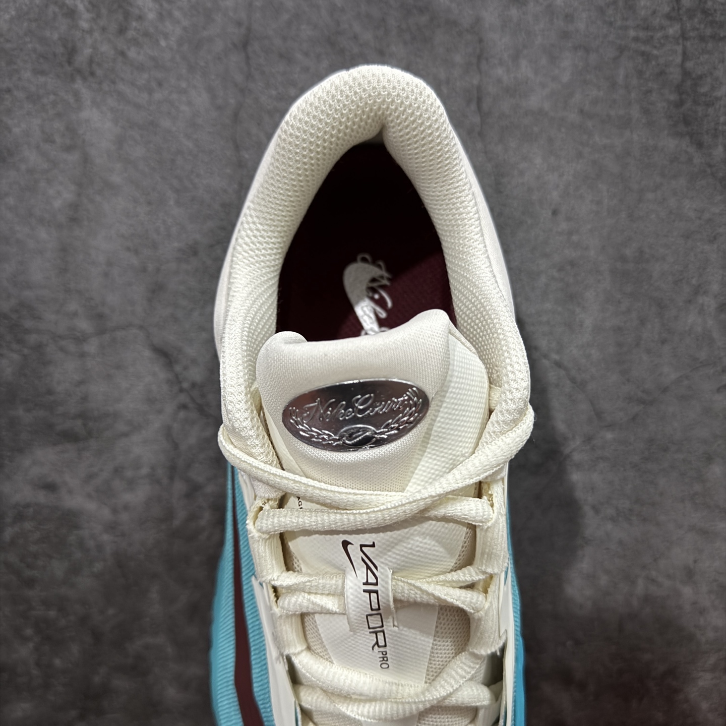 图片[8]-【外贸版】Nike Vapor Pro 3 Premium 舒适耐用 防滑耐磨 低帮 网球鞋 HJ6641-300 郑钦文同款上脚 网球实战必穿款 颜值与实用性兼具 轻质网眼鞋面，透气又轻盈 Air Zoom 缓震配置超给力，击球冲击能有效吸收，缓震回弹超舒适，启动反馈也很赞。 鞋身流线型设计，减少空气阻力，灵活性拉满 鞋底橡胶耐磨，硬地抓地力强，多方向人字纹，急停、变向都稳 中足锁定稳，侧向支撑靠谱，鞋楦贴合度适中，打球时脚在鞋里不乱晃，能专注赢球 简约设计适配多种风格，运动与日常场景无缝切换 轻量化与透气性 网面材质减轻重量，长时间穿着舒适 尺码：36-45（46 47后期出）-选品中心