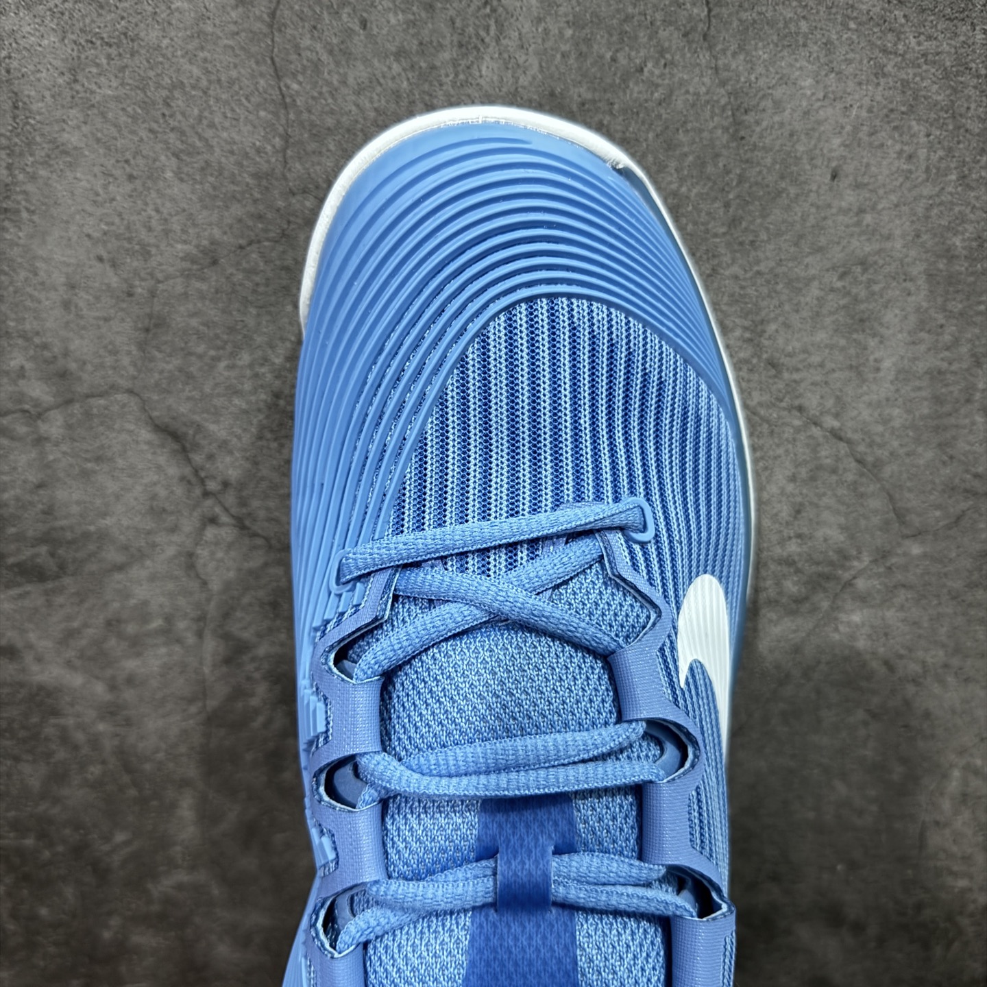 图片[5]-【外贸版】Nike Zoom Vapor 12 HC Prm 舒适 低帮 网球鞋 FV5554-400 郑钦文同款上脚 网球实战必穿款 颜值与实用性兼具 轻质网眼鞋面，透气又轻盈 Air Zoom 缓震配置超给力，击球冲击能有效吸收，缓震回弹超舒适，启动反馈也很赞。 鞋身流线型设计，减少空气阻力，灵活性拉满 鞋底橡胶耐磨，硬地抓地力强，多方向人字纹，急停、变向都稳 中足锁定稳，侧向支撑靠谱，鞋楦贴合度适中，打球时脚在鞋里不乱晃，能专注赢球 简约设计适配多种风格，运动与日常场景无缝切换 轻量化与透气性 网面材质减轻重量，长时间穿着舒适 尺码：36-45（46 47后期出）-选品中心