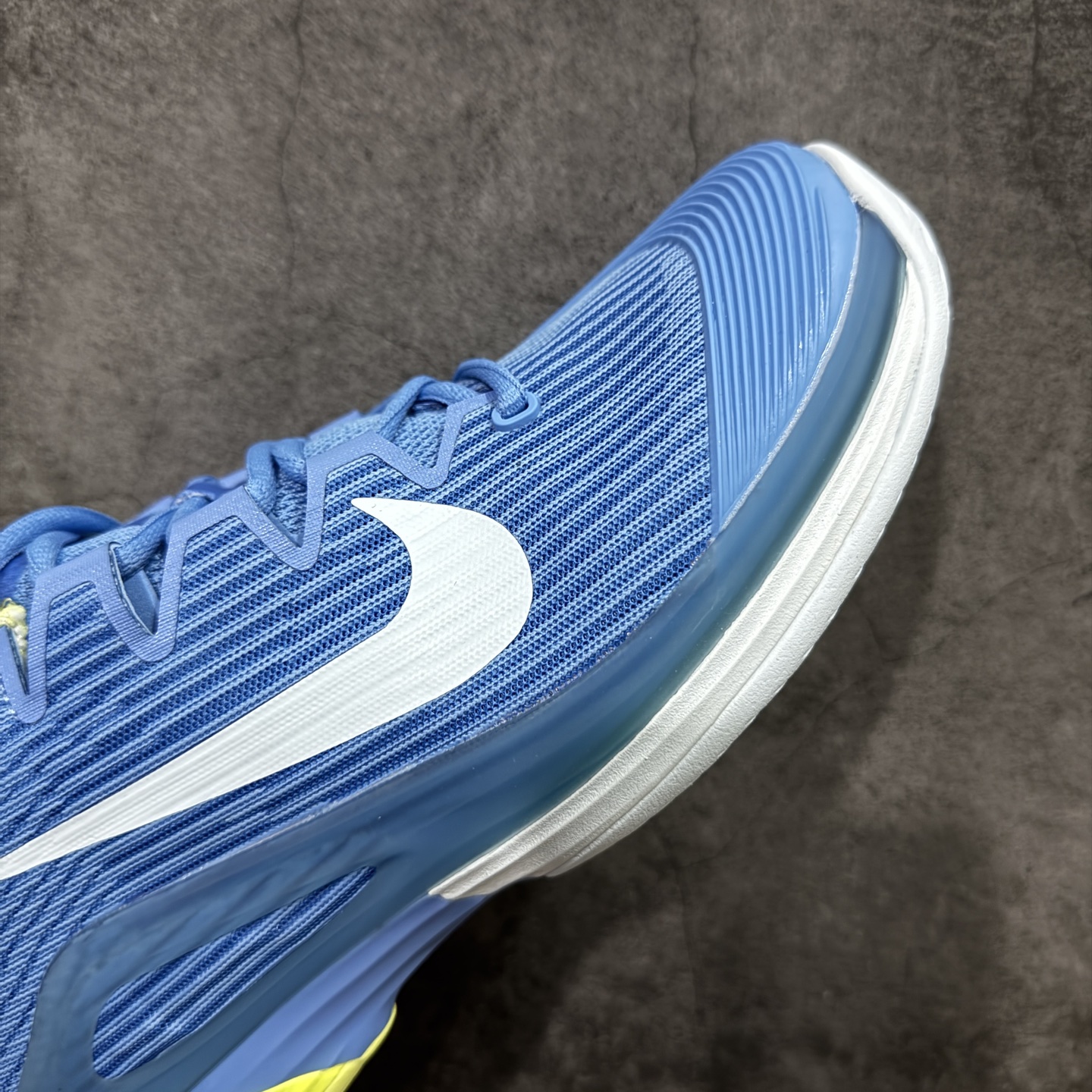 图片[6]-【外贸版】Nike Zoom Vapor 12 HC Prm 舒适 低帮 网球鞋 FV5554-400 郑钦文同款上脚 网球实战必穿款 颜值与实用性兼具 轻质网眼鞋面，透气又轻盈 Air Zoom 缓震配置超给力，击球冲击能有效吸收，缓震回弹超舒适，启动反馈也很赞。 鞋身流线型设计，减少空气阻力，灵活性拉满 鞋底橡胶耐磨，硬地抓地力强，多方向人字纹，急停、变向都稳 中足锁定稳，侧向支撑靠谱，鞋楦贴合度适中，打球时脚在鞋里不乱晃，能专注赢球 简约设计适配多种风格，运动与日常场景无缝切换 轻量化与透气性 网面材质减轻重量，长时间穿着舒适 尺码：36-45（46 47后期出）-选品中心