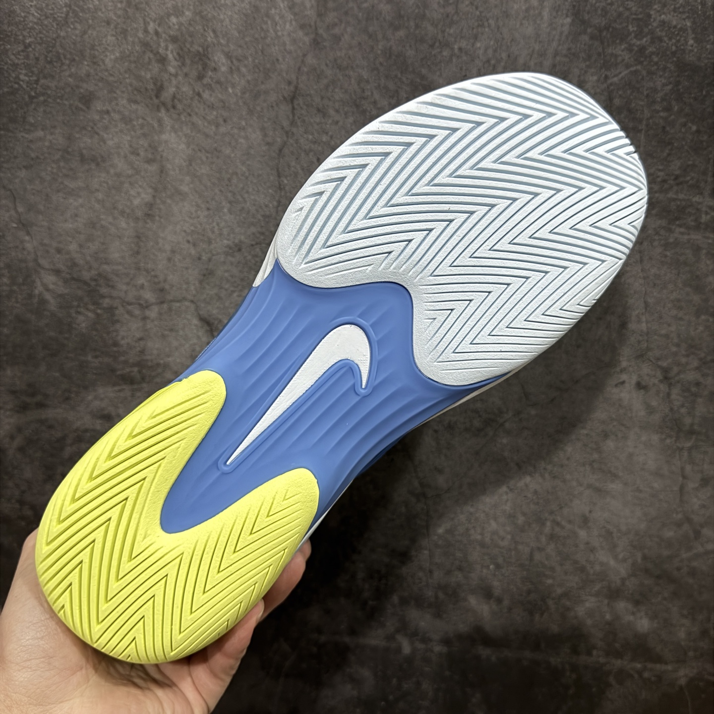 图片[9]-【外贸版】Nike Zoom Vapor 12 HC Prm 舒适 低帮 网球鞋 FV5554-400 郑钦文同款上脚 网球实战必穿款 颜值与实用性兼具 轻质网眼鞋面，透气又轻盈 Air Zoom 缓震配置超给力，击球冲击能有效吸收，缓震回弹超舒适，启动反馈也很赞。 鞋身流线型设计，减少空气阻力，灵活性拉满 鞋底橡胶耐磨，硬地抓地力强，多方向人字纹，急停、变向都稳 中足锁定稳，侧向支撑靠谱，鞋楦贴合度适中，打球时脚在鞋里不乱晃，能专注赢球 简约设计适配多种风格，运动与日常场景无缝切换 轻量化与透气性 网面材质减轻重量，长时间穿着舒适 尺码：36-45（46 47后期出）-选品中心