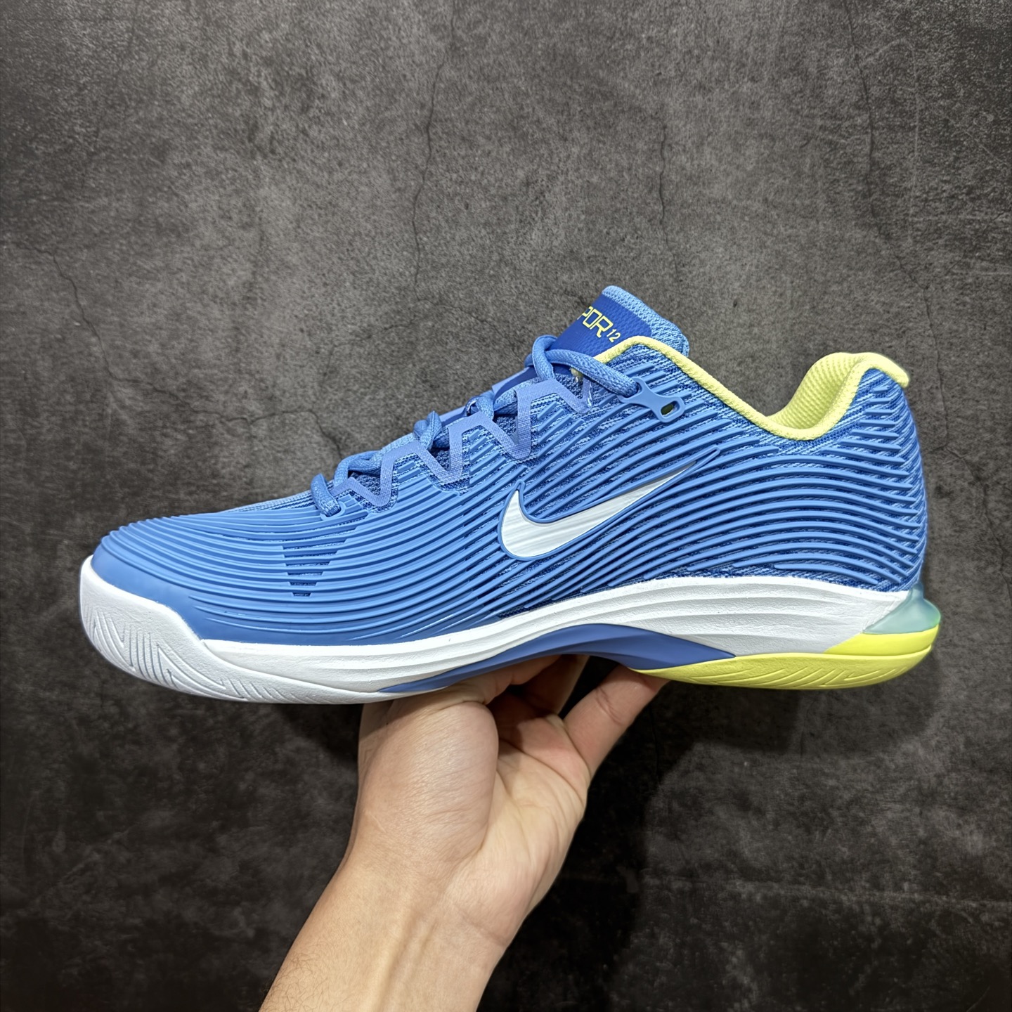 图片[2]-【外贸版】Nike Zoom Vapor 12 HC Prm 舒适 低帮 网球鞋 FV5554-400 郑钦文同款上脚 网球实战必穿款 颜值与实用性兼具 轻质网眼鞋面，透气又轻盈 Air Zoom 缓震配置超给力，击球冲击能有效吸收，缓震回弹超舒适，启动反馈也很赞。 鞋身流线型设计，减少空气阻力，灵活性拉满 鞋底橡胶耐磨，硬地抓地力强，多方向人字纹，急停、变向都稳 中足锁定稳，侧向支撑靠谱，鞋楦贴合度适中，打球时脚在鞋里不乱晃，能专注赢球 简约设计适配多种风格，运动与日常场景无缝切换 轻量化与透气性 网面材质减轻重量，长时间穿着舒适 尺码：36-45（46 47后期出）-选品中心