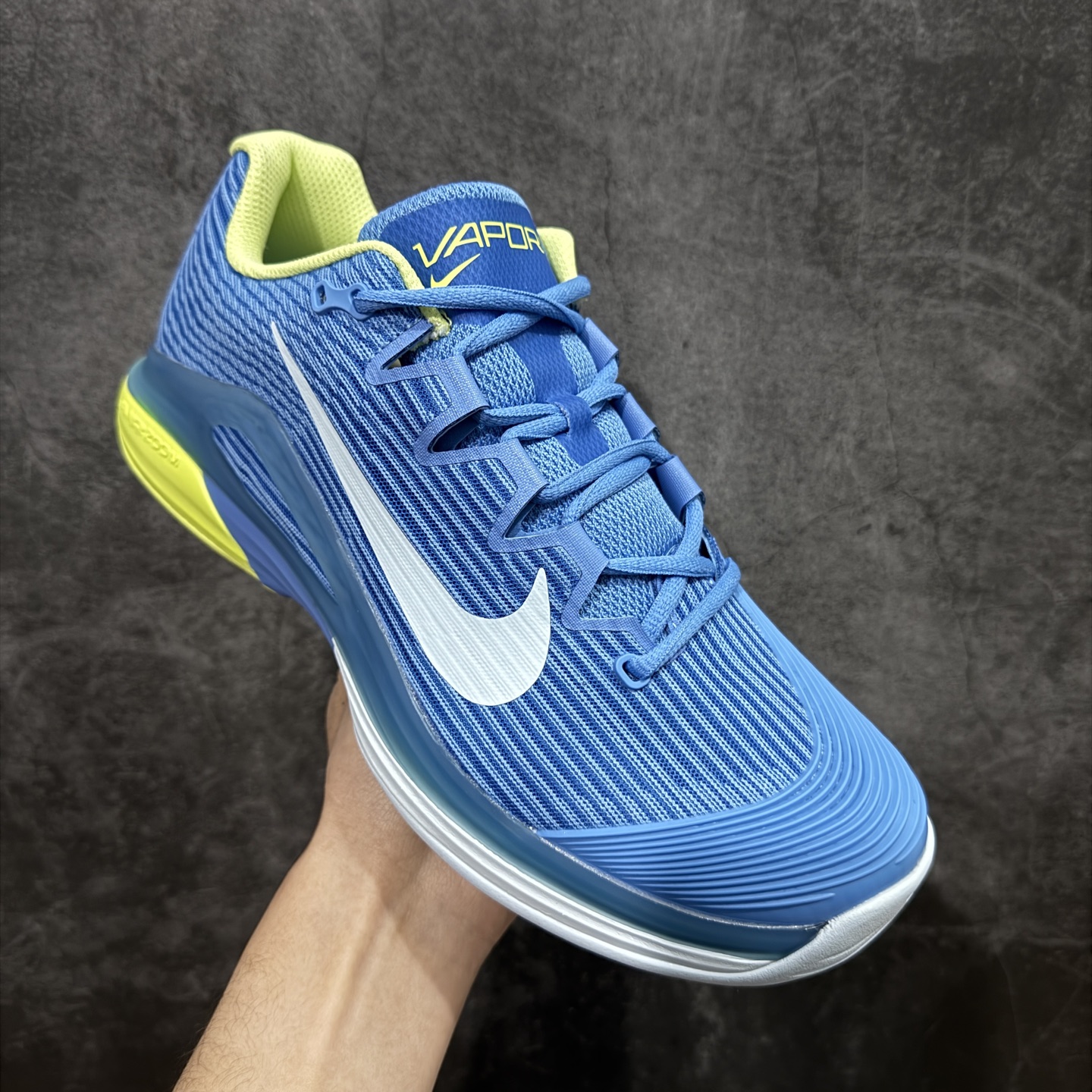 图片[3]-【外贸版】Nike Zoom Vapor 12 HC Prm 舒适 低帮 网球鞋 FV5554-400 郑钦文同款上脚 网球实战必穿款 颜值与实用性兼具 轻质网眼鞋面，透气又轻盈 Air Zoom 缓震配置超给力，击球冲击能有效吸收，缓震回弹超舒适，启动反馈也很赞。 鞋身流线型设计，减少空气阻力，灵活性拉满 鞋底橡胶耐磨，硬地抓地力强，多方向人字纹，急停、变向都稳 中足锁定稳，侧向支撑靠谱，鞋楦贴合度适中，打球时脚在鞋里不乱晃，能专注赢球 简约设计适配多种风格，运动与日常场景无缝切换 轻量化与透气性 网面材质减轻重量，长时间穿着舒适 尺码：36-45（46 47后期出）-选品中心