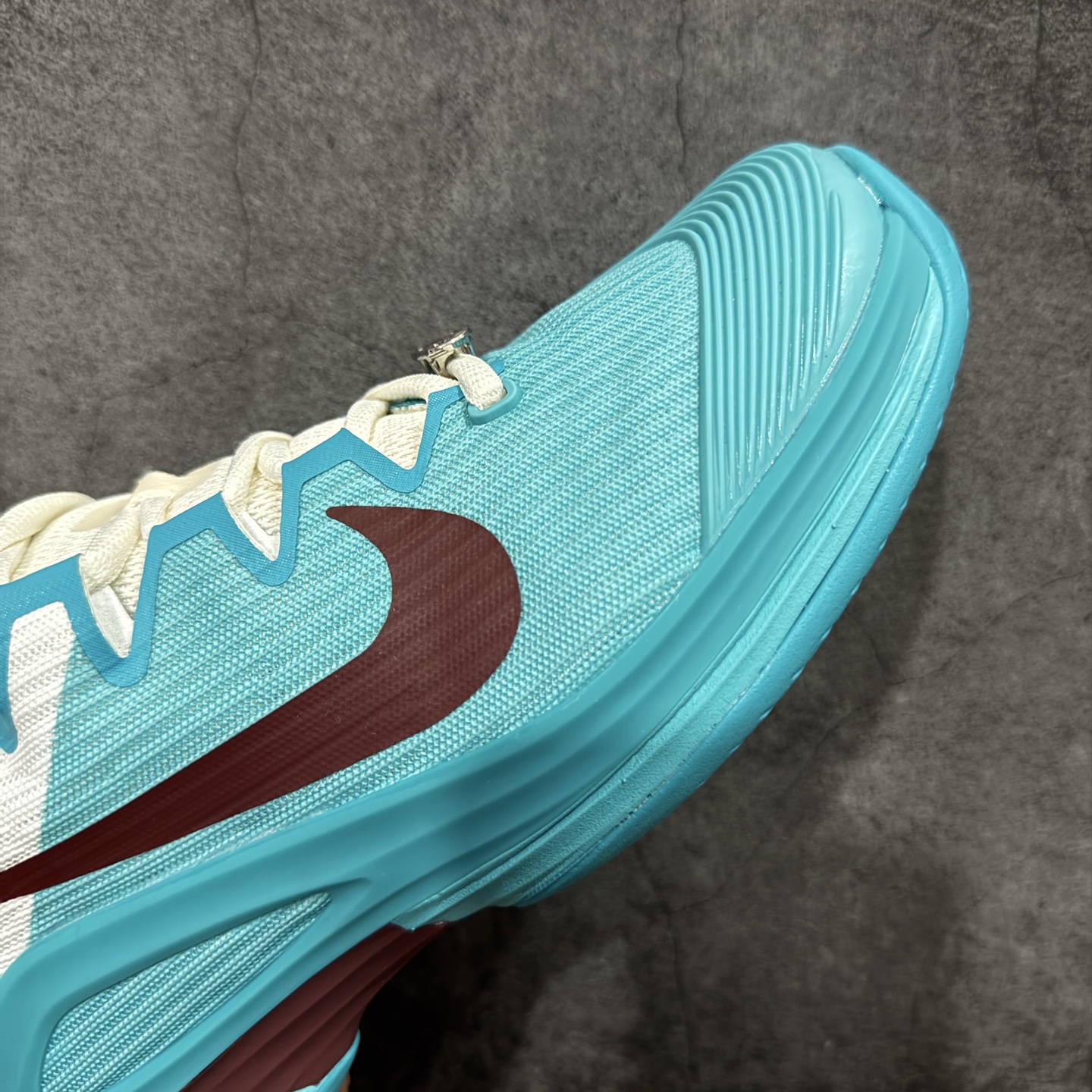 图片[6]-【外贸版】Nike Zoom Vapor 12 HC Prm 舒适 低帮 网球鞋 HJ6650-300 郑钦文同款上脚 网球实战必穿款 颜值与实用性兼具 轻质网眼鞋面，透气又轻盈 Air Zoom 缓震配置超给力，击球冲击能有效吸收，缓震回弹超舒适，启动反馈也很赞。 鞋身流线型设计，减少空气阻力，灵活性拉满 鞋底橡胶耐磨，硬地抓地力强，多方向人字纹，急停、变向都稳 中足锁定稳，侧向支撑靠谱，鞋楦贴合度适中，打球时脚在鞋里不乱晃，能专注赢球 简约设计适配多种风格，运动与日常场景无缝切换 轻量化与透气性 网面材质减轻重量，长时间穿着舒适 尺码：36-45（46 47后期出）-选品中心