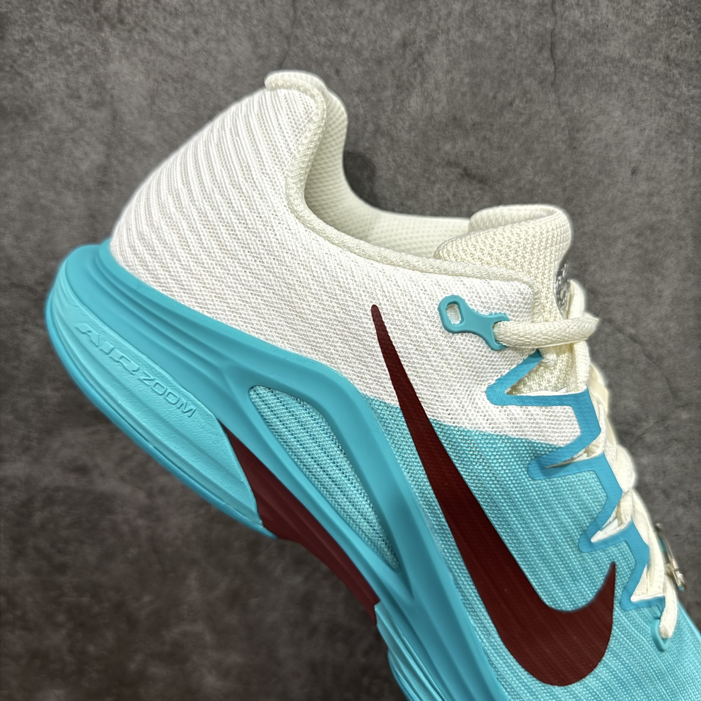 图片[7]-【外贸版】Nike Zoom Vapor 12 HC Prm 舒适 低帮 网球鞋 HJ6650-300 郑钦文同款上脚 网球实战必穿款 颜值与实用性兼具 轻质网眼鞋面，透气又轻盈 Air Zoom 缓震配置超给力，击球冲击能有效吸收，缓震回弹超舒适，启动反馈也很赞。 鞋身流线型设计，减少空气阻力，灵活性拉满 鞋底橡胶耐磨，硬地抓地力强，多方向人字纹，急停、变向都稳 中足锁定稳，侧向支撑靠谱，鞋楦贴合度适中，打球时脚在鞋里不乱晃，能专注赢球 简约设计适配多种风格，运动与日常场景无缝切换 轻量化与透气性 网面材质减轻重量，长时间穿着舒适 尺码：36-45（46 47后期出）-选品中心