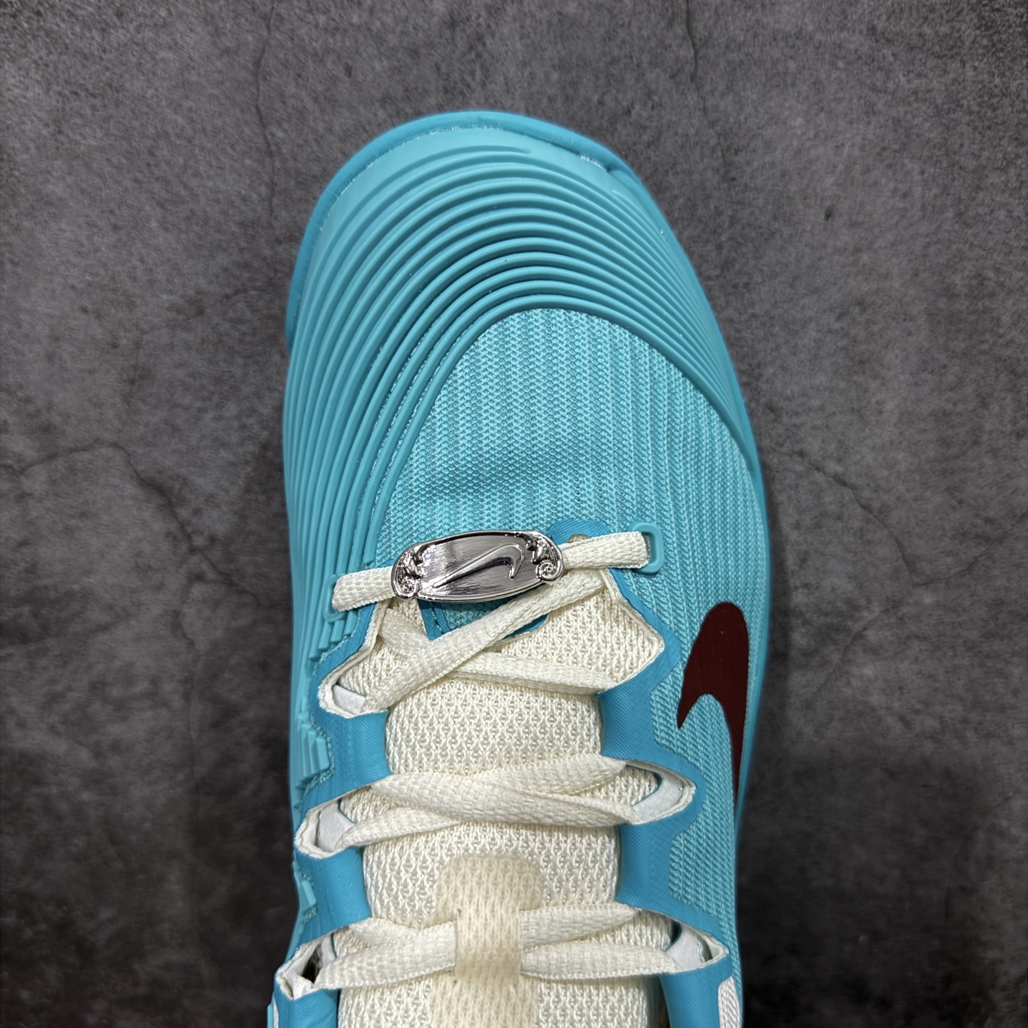 图片[5]-【外贸版】Nike Zoom Vapor 12 HC Prm 舒适 低帮 网球鞋 HJ6650-300 郑钦文同款上脚 网球实战必穿款 颜值与实用性兼具 轻质网眼鞋面，透气又轻盈 Air Zoom 缓震配置超给力，击球冲击能有效吸收，缓震回弹超舒适，启动反馈也很赞。 鞋身流线型设计，减少空气阻力，灵活性拉满 鞋底橡胶耐磨，硬地抓地力强，多方向人字纹，急停、变向都稳 中足锁定稳，侧向支撑靠谱，鞋楦贴合度适中，打球时脚在鞋里不乱晃，能专注赢球 简约设计适配多种风格，运动与日常场景无缝切换 轻量化与透气性 网面材质减轻重量，长时间穿着舒适 尺码：36-45（46 47后期出）-选品中心