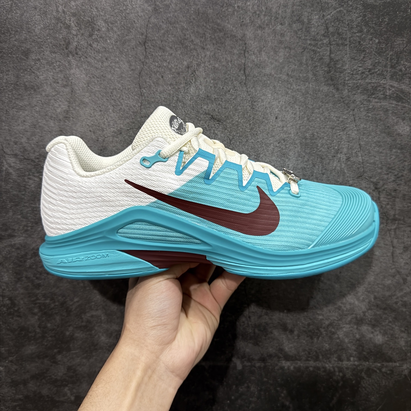 【外贸版】Nike Zoom Vapor 12 HC Prm 舒适 低帮 网球鞋 HJ6650-300 郑钦文同款上脚 网球实战必穿款 颜值与实用性兼具 轻质网眼鞋面，透气又轻盈 Air Zoom 缓震配置超给力，击球冲击能有效吸收，缓震回弹超舒适，启动反馈也很赞。 鞋身流线型设计，减少空气阻力，灵活性拉满 鞋底橡胶耐磨，硬地抓地力强，多方向人字纹，急停、变向都稳 中足锁定稳，侧向支撑靠谱，鞋楦贴合度适中，打球时脚在鞋里不乱晃，能专注赢球 简约设计适配多种风格，运动与日常场景无缝切换 轻量化与透气性 网面材质减轻重量，长时间穿着舒适 尺码：36-45（46 47后期出）-选品中心