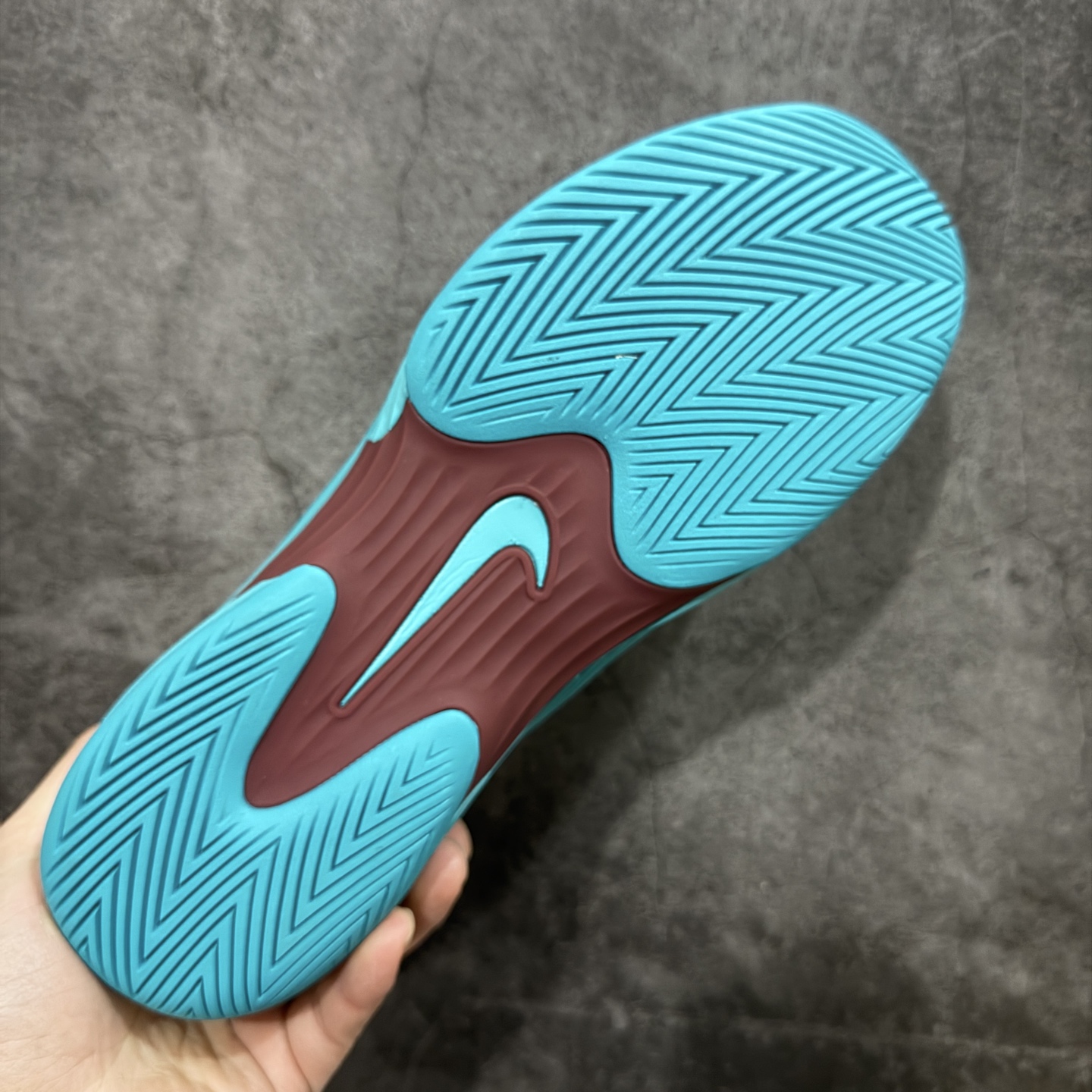 图片[9]-【外贸版】Nike Zoom Vapor 12 HC Prm 舒适 低帮 网球鞋 HJ6650-300 郑钦文同款上脚 网球实战必穿款 颜值与实用性兼具 轻质网眼鞋面，透气又轻盈 Air Zoom 缓震配置超给力，击球冲击能有效吸收，缓震回弹超舒适，启动反馈也很赞。 鞋身流线型设计，减少空气阻力，灵活性拉满 鞋底橡胶耐磨，硬地抓地力强，多方向人字纹，急停、变向都稳 中足锁定稳，侧向支撑靠谱，鞋楦贴合度适中，打球时脚在鞋里不乱晃，能专注赢球 简约设计适配多种风格，运动与日常场景无缝切换 轻量化与透气性 网面材质减轻重量，长时间穿着舒适 尺码：36-45（46 47后期出）-选品中心