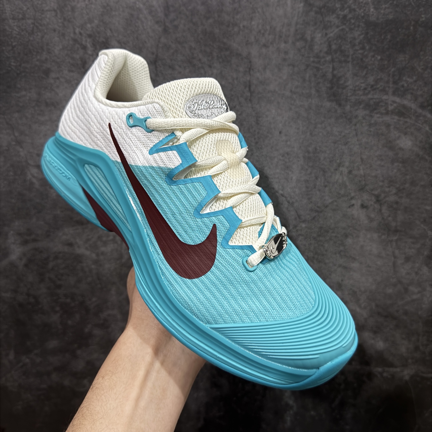 图片[3]-【外贸版】Nike Zoom Vapor 12 HC Prm 舒适 低帮 网球鞋 HJ6650-300 郑钦文同款上脚 网球实战必穿款 颜值与实用性兼具 轻质网眼鞋面，透气又轻盈 Air Zoom 缓震配置超给力，击球冲击能有效吸收，缓震回弹超舒适，启动反馈也很赞。 鞋身流线型设计，减少空气阻力，灵活性拉满 鞋底橡胶耐磨，硬地抓地力强，多方向人字纹，急停、变向都稳 中足锁定稳，侧向支撑靠谱，鞋楦贴合度适中，打球时脚在鞋里不乱晃，能专注赢球 简约设计适配多种风格，运动与日常场景无缝切换 轻量化与透气性 网面材质减轻重量，长时间穿着舒适 尺码：36-45（46 47后期出）-选品中心