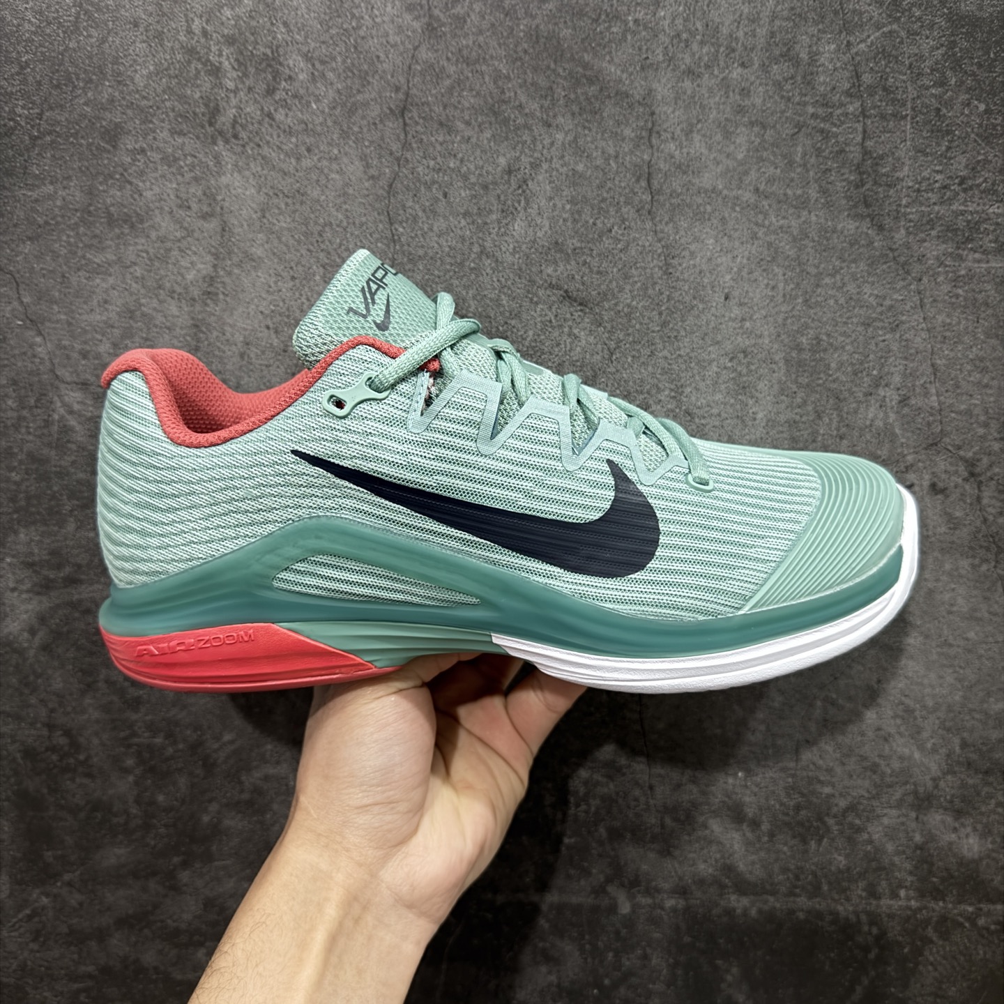 【外贸版】Nike Zoom Vapor 12 HC Prm 舒适 低帮 网球鞋 FV5552-004 郑钦文同款上脚 网球实战必穿款 颜值与实用性兼具 轻质网眼鞋面，透气又轻盈 Air Zoom 缓震配置超给力，击球冲击能有效吸收，缓震回弹超舒适，启动反馈也很赞。 鞋身流线型设计，减少空气阻力，灵活性拉满 鞋底橡胶耐磨，硬地抓地力强，多方向人字纹，急停、变向都稳 中足锁定稳，侧向支撑靠谱，鞋楦贴合度适中，打球时脚在鞋里不乱晃，能专注赢球 简约设计适配多种风格，运动与日常场景无缝切换 轻量化与透气性 网面材质减轻重量，长时间穿着舒适 尺码：36-45（46 47后期出）-选品中心