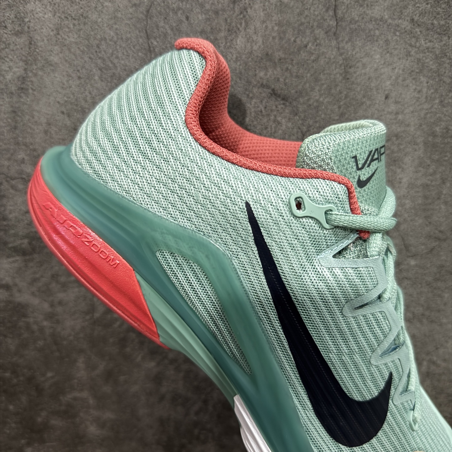 图片[7]-【外贸版】Nike Zoom Vapor 12 HC Prm 舒适 低帮 网球鞋 FV5552-004 郑钦文同款上脚 网球实战必穿款 颜值与实用性兼具 轻质网眼鞋面，透气又轻盈 Air Zoom 缓震配置超给力，击球冲击能有效吸收，缓震回弹超舒适，启动反馈也很赞。 鞋身流线型设计，减少空气阻力，灵活性拉满 鞋底橡胶耐磨，硬地抓地力强，多方向人字纹，急停、变向都稳 中足锁定稳，侧向支撑靠谱，鞋楦贴合度适中，打球时脚在鞋里不乱晃，能专注赢球 简约设计适配多种风格，运动与日常场景无缝切换 轻量化与透气性 网面材质减轻重量，长时间穿着舒适 尺码：36-45（46 47后期出）-选品中心