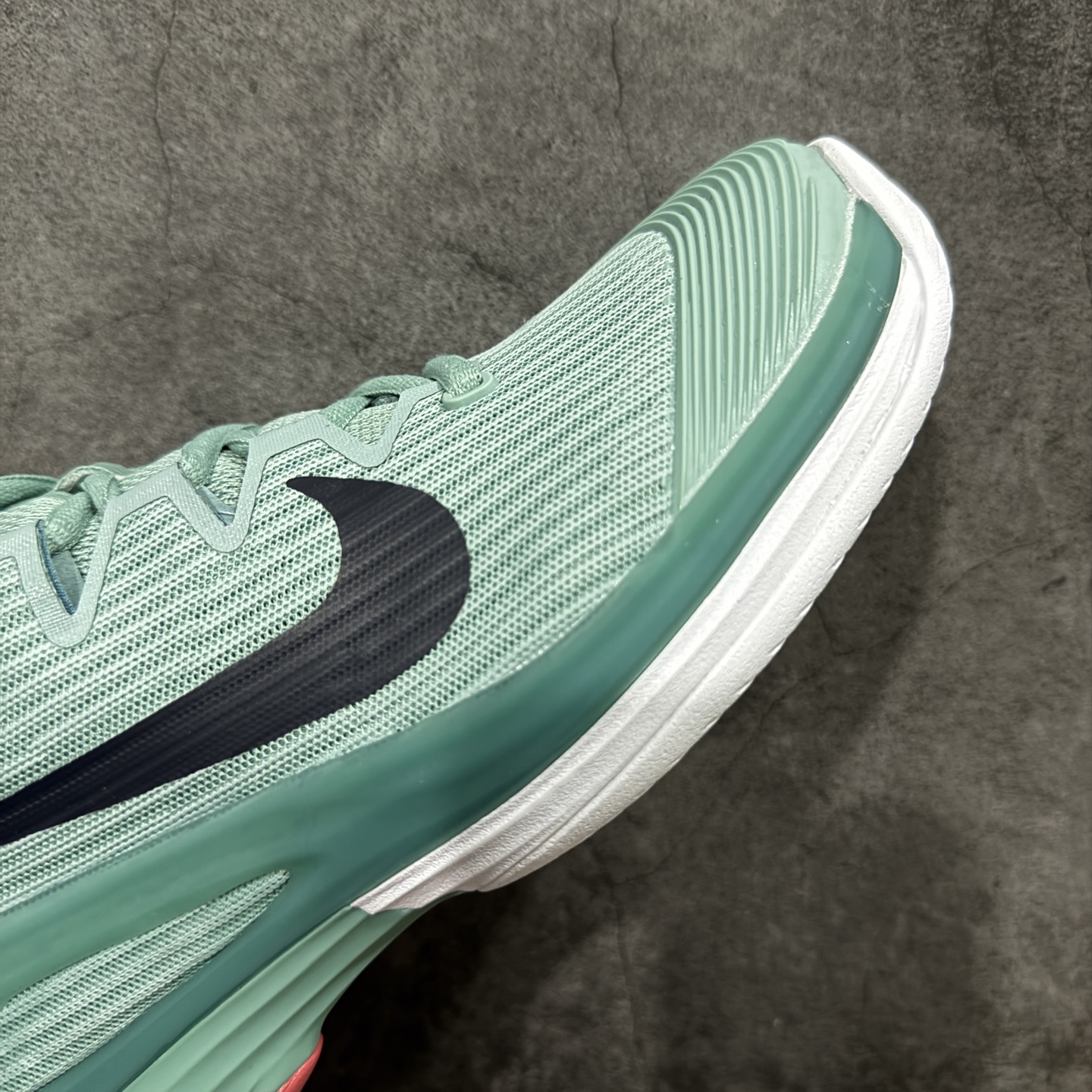 图片[6]-【外贸版】Nike Zoom Vapor 12 HC Prm 舒适 低帮 网球鞋 FV5552-004 郑钦文同款上脚 网球实战必穿款 颜值与实用性兼具 轻质网眼鞋面，透气又轻盈 Air Zoom 缓震配置超给力，击球冲击能有效吸收，缓震回弹超舒适，启动反馈也很赞。 鞋身流线型设计，减少空气阻力，灵活性拉满 鞋底橡胶耐磨，硬地抓地力强，多方向人字纹，急停、变向都稳 中足锁定稳，侧向支撑靠谱，鞋楦贴合度适中，打球时脚在鞋里不乱晃，能专注赢球 简约设计适配多种风格，运动与日常场景无缝切换 轻量化与透气性 网面材质减轻重量，长时间穿着舒适 尺码：36-45（46 47后期出）-选品中心