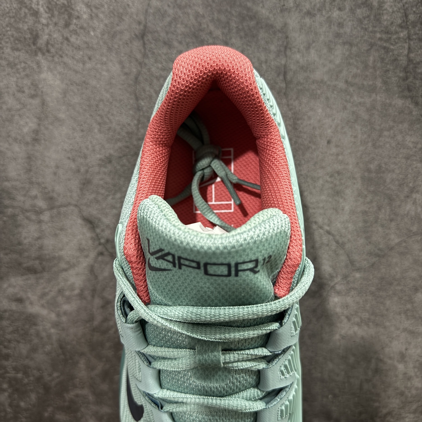 图片[8]-【外贸版】Nike Zoom Vapor 12 HC Prm 舒适 低帮 网球鞋 FV5552-004 郑钦文同款上脚 网球实战必穿款 颜值与实用性兼具 轻质网眼鞋面，透气又轻盈 Air Zoom 缓震配置超给力，击球冲击能有效吸收，缓震回弹超舒适，启动反馈也很赞。 鞋身流线型设计，减少空气阻力，灵活性拉满 鞋底橡胶耐磨，硬地抓地力强，多方向人字纹，急停、变向都稳 中足锁定稳，侧向支撑靠谱，鞋楦贴合度适中，打球时脚在鞋里不乱晃，能专注赢球 简约设计适配多种风格，运动与日常场景无缝切换 轻量化与透气性 网面材质减轻重量，长时间穿着舒适 尺码：36-45（46 47后期出）-选品中心