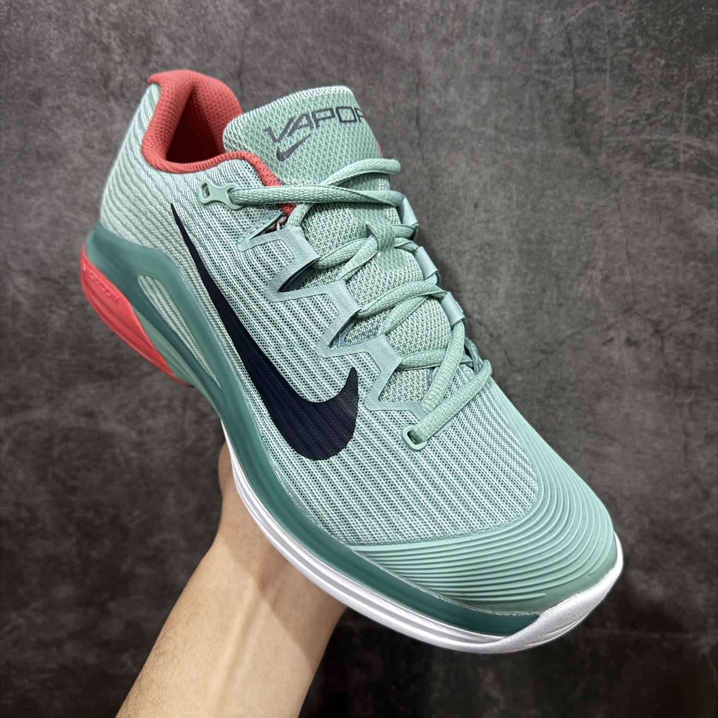 图片[3]-【外贸版】Nike Zoom Vapor 12 HC Prm 舒适 低帮 网球鞋 FV5552-004 郑钦文同款上脚 网球实战必穿款 颜值与实用性兼具 轻质网眼鞋面，透气又轻盈 Air Zoom 缓震配置超给力，击球冲击能有效吸收，缓震回弹超舒适，启动反馈也很赞。 鞋身流线型设计，减少空气阻力，灵活性拉满 鞋底橡胶耐磨，硬地抓地力强，多方向人字纹，急停、变向都稳 中足锁定稳，侧向支撑靠谱，鞋楦贴合度适中，打球时脚在鞋里不乱晃，能专注赢球 简约设计适配多种风格，运动与日常场景无缝切换 轻量化与透气性 网面材质减轻重量，长时间穿着舒适 尺码：36-45（46 47后期出）-选品中心