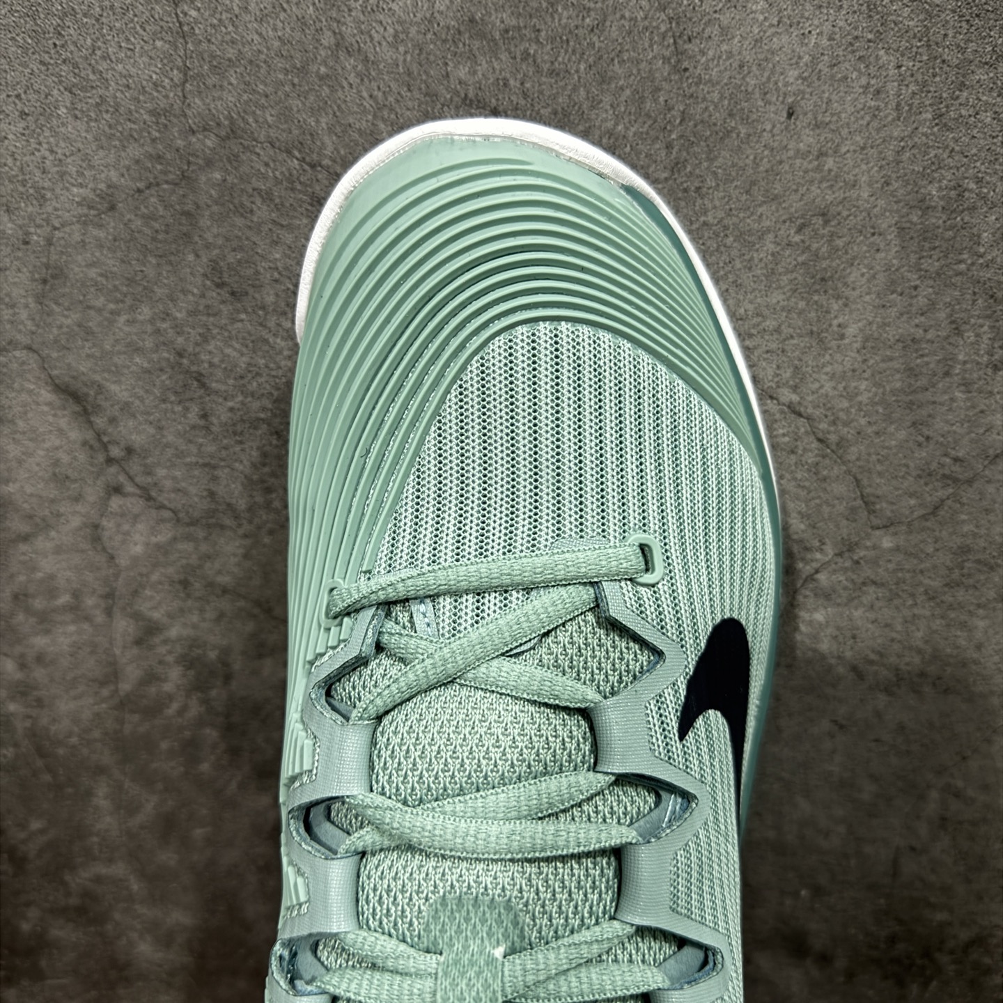 图片[5]-【外贸版】Nike Zoom Vapor 12 HC Prm 舒适 低帮 网球鞋 FV5552-004 郑钦文同款上脚 网球实战必穿款 颜值与实用性兼具 轻质网眼鞋面，透气又轻盈 Air Zoom 缓震配置超给力，击球冲击能有效吸收，缓震回弹超舒适，启动反馈也很赞。 鞋身流线型设计，减少空气阻力，灵活性拉满 鞋底橡胶耐磨，硬地抓地力强，多方向人字纹，急停、变向都稳 中足锁定稳，侧向支撑靠谱，鞋楦贴合度适中，打球时脚在鞋里不乱晃，能专注赢球 简约设计适配多种风格，运动与日常场景无缝切换 轻量化与透气性 网面材质减轻重量，长时间穿着舒适 尺码：36-45（46 47后期出）-选品中心