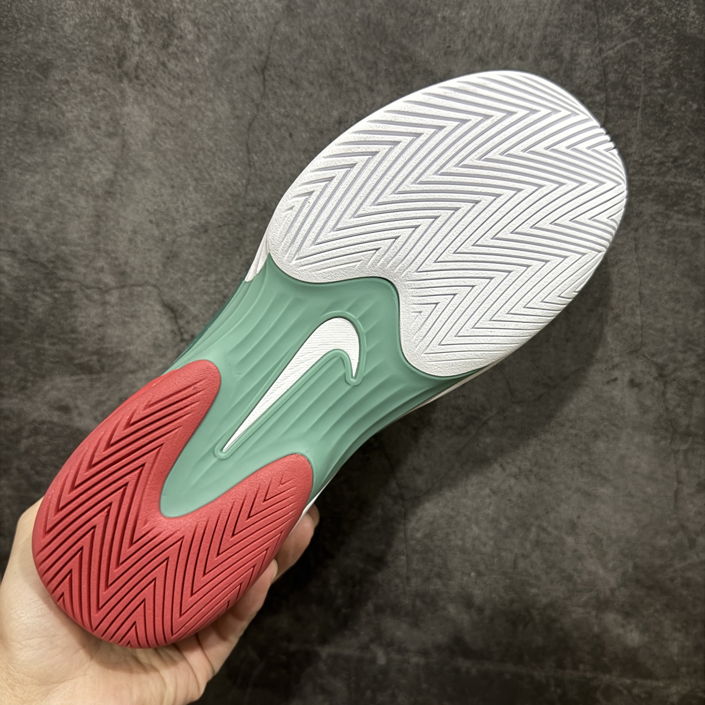 图片[9]-【外贸版】Nike Zoom Vapor 12 HC Prm 舒适 低帮 网球鞋 FV5552-004 郑钦文同款上脚 网球实战必穿款 颜值与实用性兼具 轻质网眼鞋面，透气又轻盈 Air Zoom 缓震配置超给力，击球冲击能有效吸收，缓震回弹超舒适，启动反馈也很赞。 鞋身流线型设计，减少空气阻力，灵活性拉满 鞋底橡胶耐磨，硬地抓地力强，多方向人字纹，急停、变向都稳 中足锁定稳，侧向支撑靠谱，鞋楦贴合度适中，打球时脚在鞋里不乱晃，能专注赢球 简约设计适配多种风格，运动与日常场景无缝切换 轻量化与透气性 网面材质减轻重量，长时间穿着舒适 尺码：36-45（46 47后期出）-选品中心