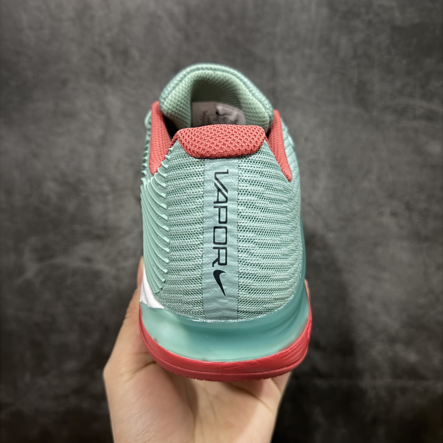 图片[4]-【外贸版】Nike Zoom Vapor 12 HC Prm 舒适 低帮 网球鞋 FV5552-004 郑钦文同款上脚 网球实战必穿款 颜值与实用性兼具 轻质网眼鞋面，透气又轻盈 Air Zoom 缓震配置超给力，击球冲击能有效吸收，缓震回弹超舒适，启动反馈也很赞。 鞋身流线型设计，减少空气阻力，灵活性拉满 鞋底橡胶耐磨，硬地抓地力强，多方向人字纹，急停、变向都稳 中足锁定稳，侧向支撑靠谱，鞋楦贴合度适中，打球时脚在鞋里不乱晃，能专注赢球 简约设计适配多种风格，运动与日常场景无缝切换 轻量化与透气性 网面材质减轻重量，长时间穿着舒适 尺码：36-45（46 47后期出）-选品中心