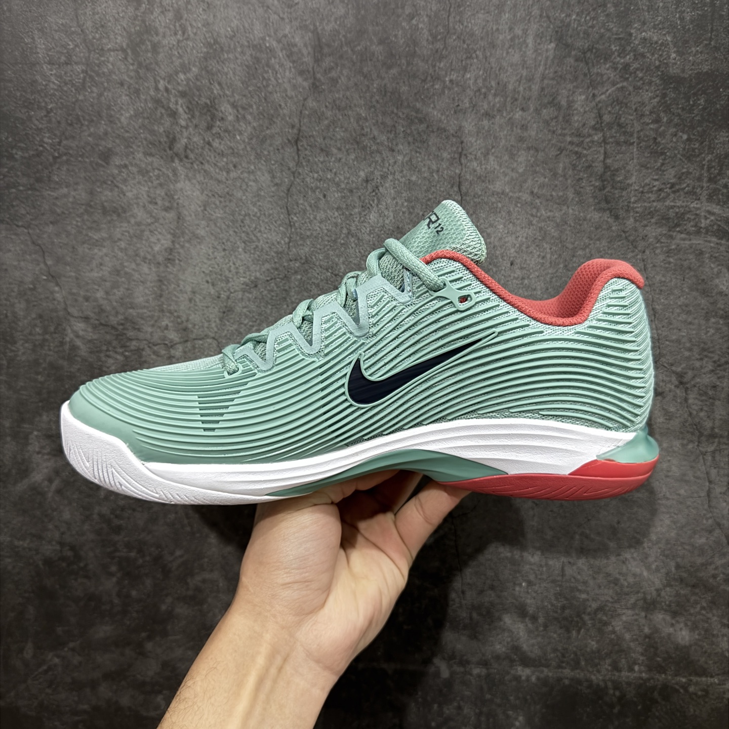 图片[2]-【外贸版】Nike Zoom Vapor 12 HC Prm 舒适 低帮 网球鞋 FV5552-004 郑钦文同款上脚 网球实战必穿款 颜值与实用性兼具 轻质网眼鞋面，透气又轻盈 Air Zoom 缓震配置超给力，击球冲击能有效吸收，缓震回弹超舒适，启动反馈也很赞。 鞋身流线型设计，减少空气阻力，灵活性拉满 鞋底橡胶耐磨，硬地抓地力强，多方向人字纹，急停、变向都稳 中足锁定稳，侧向支撑靠谱，鞋楦贴合度适中，打球时脚在鞋里不乱晃，能专注赢球 简约设计适配多种风格，运动与日常场景无缝切换 轻量化与透气性 网面材质减轻重量，长时间穿着舒适 尺码：36-45（46 47后期出）-选品中心