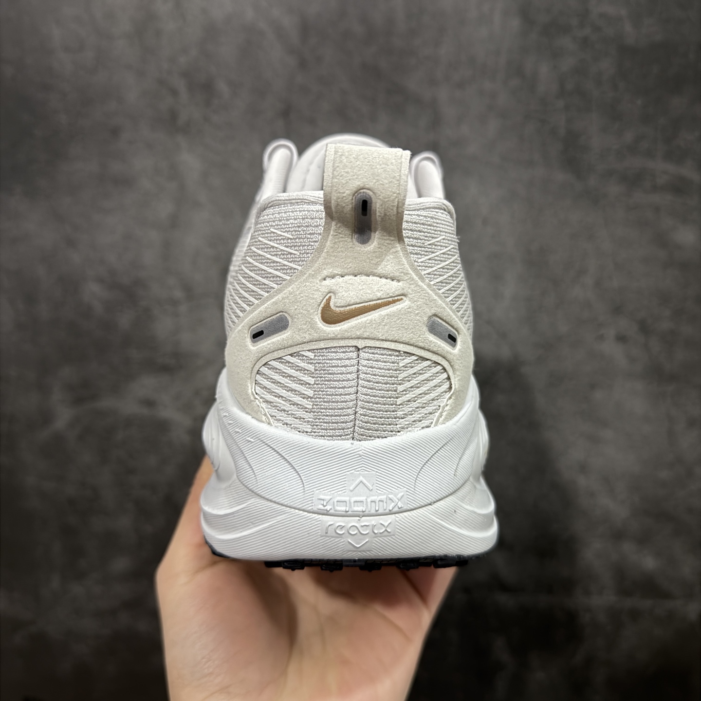图片[4]-【XE纯原版】Nike Air Zoom Vomero 18 全新科技运动跑鞋HM6804-009    目前市场最强品质 原版购入开发 鞋面采用硅胶发泡立体印刷 分体式组合大底 上层超临界ZOOM X泡棉 下层一次ReactX泡棉 区别市场一体底 超高质检清洁度 一切材质配件均与原版一致 原楦原纸板开发 匹配原版98%以上 完美弧度版型 原厂鞋标 立体反光鞋盒标 鞋盒防撞海绵 高端玩家必推版本 高价零售必推版本 欢迎对比市面任意版本‼️ 这双鞋简直是时尚与科技的完美融合。 经典黑色鞋面，质感爆棚，搭配超亮眼的银色大勾子，瞬间成为街头焦点。不仅颜值在线，缓震性能更是一绝 不管是日常出街还是慢跑锻炼，都能给双脚极致舒适体验。  码数超全，39-46 码任你选！别犹豫啦，穿上它，轻松走出潮流范，开启你的时尚运动新旅程！ 码段：39-46-选品中心