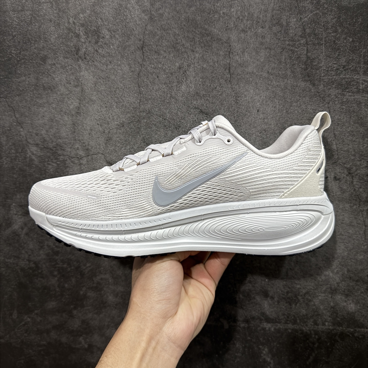 图片[2]-【XE纯原版】Nike Air Zoom Vomero 18 全新科技运动跑鞋HM6804-009    目前市场最强品质 原版购入开发 鞋面采用硅胶发泡立体印刷 分体式组合大底 上层超临界ZOOM X泡棉 下层一次ReactX泡棉 区别市场一体底 超高质检清洁度 一切材质配件均与原版一致 原楦原纸板开发 匹配原版98%以上 完美弧度版型 原厂鞋标 立体反光鞋盒标 鞋盒防撞海绵 高端玩家必推版本 高价零售必推版本 欢迎对比市面任意版本‼️ 这双鞋简直是时尚与科技的完美融合。 经典黑色鞋面，质感爆棚，搭配超亮眼的银色大勾子，瞬间成为街头焦点。不仅颜值在线，缓震性能更是一绝 不管是日常出街还是慢跑锻炼，都能给双脚极致舒适体验。  码数超全，39-46 码任你选！别犹豫啦，穿上它，轻松走出潮流范，开启你的时尚运动新旅程！ 码段：39-46-选品中心