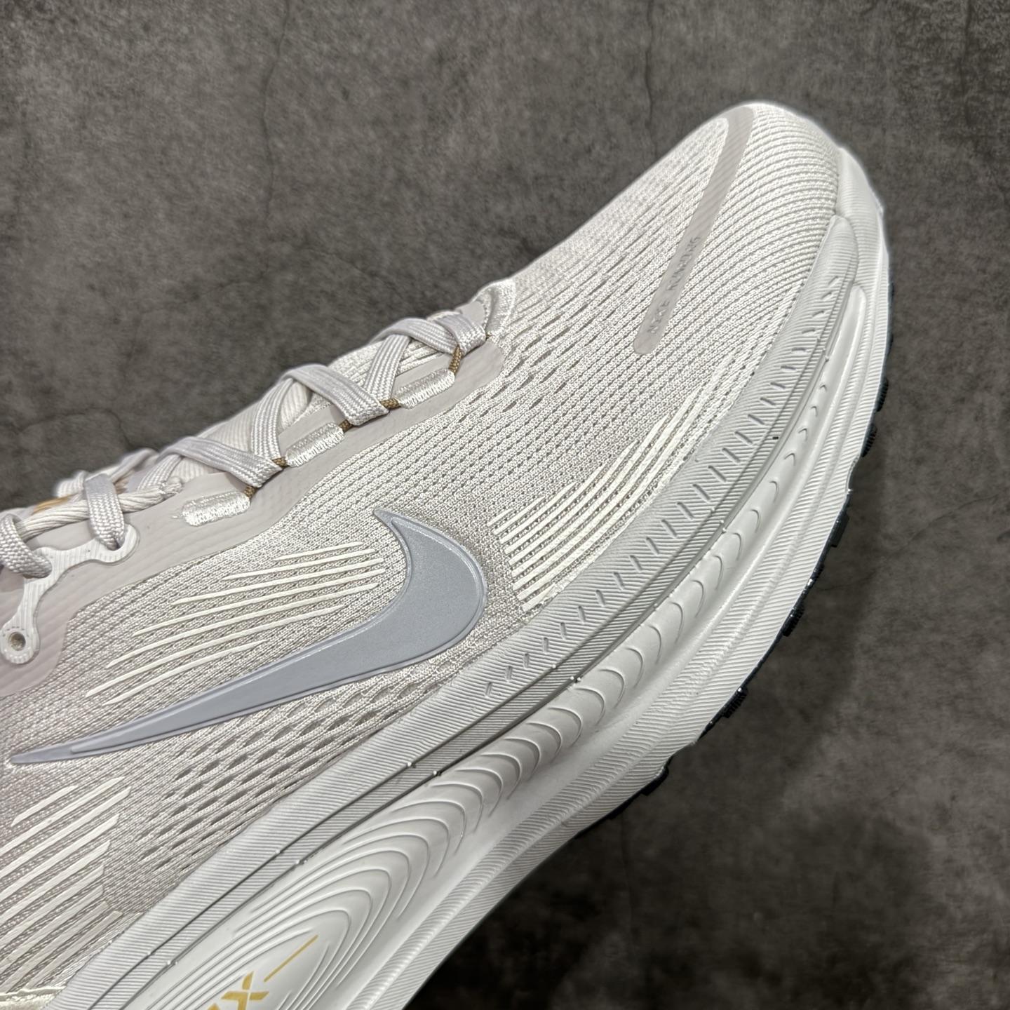 图片[6]-【XE纯原版】Nike Air Zoom Vomero 18 全新科技运动跑鞋HM6804-009    目前市场最强品质 原版购入开发 鞋面采用硅胶发泡立体印刷 分体式组合大底 上层超临界ZOOM X泡棉 下层一次ReactX泡棉 区别市场一体底 超高质检清洁度 一切材质配件均与原版一致 原楦原纸板开发 匹配原版98%以上 完美弧度版型 原厂鞋标 立体反光鞋盒标 鞋盒防撞海绵 高端玩家必推版本 高价零售必推版本 欢迎对比市面任意版本‼️ 这双鞋简直是时尚与科技的完美融合。 经典黑色鞋面，质感爆棚，搭配超亮眼的银色大勾子，瞬间成为街头焦点。不仅颜值在线，缓震性能更是一绝 不管是日常出街还是慢跑锻炼，都能给双脚极致舒适体验。  码数超全，39-46 码任你选！别犹豫啦，穿上它，轻松走出潮流范，开启你的时尚运动新旅程！ 码段：39-46-选品中心