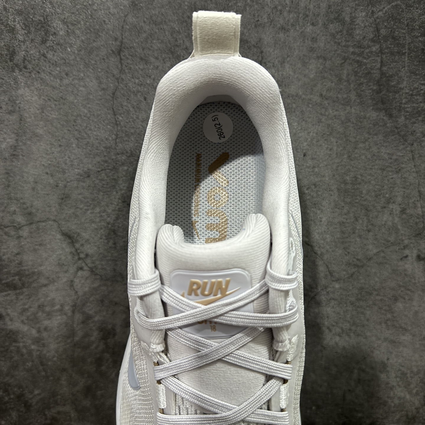 图片[8]-【XE纯原版】Nike Air Zoom Vomero 18 全新科技运动跑鞋HM6804-009    目前市场最强品质 原版购入开发 鞋面采用硅胶发泡立体印刷 分体式组合大底 上层超临界ZOOM X泡棉 下层一次ReactX泡棉 区别市场一体底 超高质检清洁度 一切材质配件均与原版一致 原楦原纸板开发 匹配原版98%以上 完美弧度版型 原厂鞋标 立体反光鞋盒标 鞋盒防撞海绵 高端玩家必推版本 高价零售必推版本 欢迎对比市面任意版本‼️ 这双鞋简直是时尚与科技的完美融合。 经典黑色鞋面，质感爆棚，搭配超亮眼的银色大勾子，瞬间成为街头焦点。不仅颜值在线，缓震性能更是一绝 不管是日常出街还是慢跑锻炼，都能给双脚极致舒适体验。  码数超全，39-46 码任你选！别犹豫啦，穿上它，轻松走出潮流范，开启你的时尚运动新旅程！ 码段：39-46-选品中心