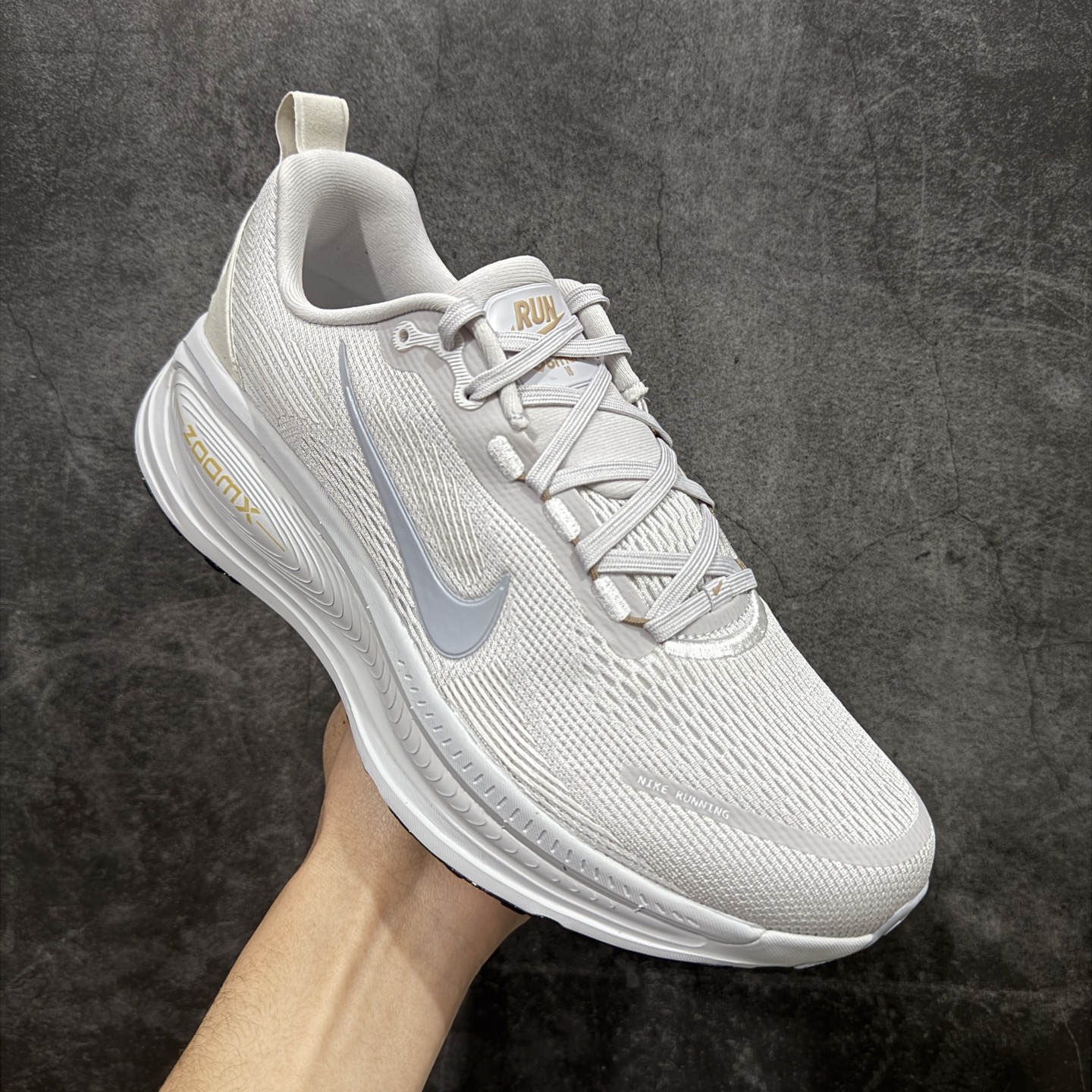 图片[3]-【XE纯原版】Nike Air Zoom Vomero 18 全新科技运动跑鞋HM6804-009    目前市场最强品质 原版购入开发 鞋面采用硅胶发泡立体印刷 分体式组合大底 上层超临界ZOOM X泡棉 下层一次ReactX泡棉 区别市场一体底 超高质检清洁度 一切材质配件均与原版一致 原楦原纸板开发 匹配原版98%以上 完美弧度版型 原厂鞋标 立体反光鞋盒标 鞋盒防撞海绵 高端玩家必推版本 高价零售必推版本 欢迎对比市面任意版本‼️ 这双鞋简直是时尚与科技的完美融合。 经典黑色鞋面，质感爆棚，搭配超亮眼的银色大勾子，瞬间成为街头焦点。不仅颜值在线，缓震性能更是一绝 不管是日常出街还是慢跑锻炼，都能给双脚极致舒适体验。  码数超全，39-46 码任你选！别犹豫啦，穿上它，轻松走出潮流范，开启你的时尚运动新旅程！ 码段：39-46-选品中心