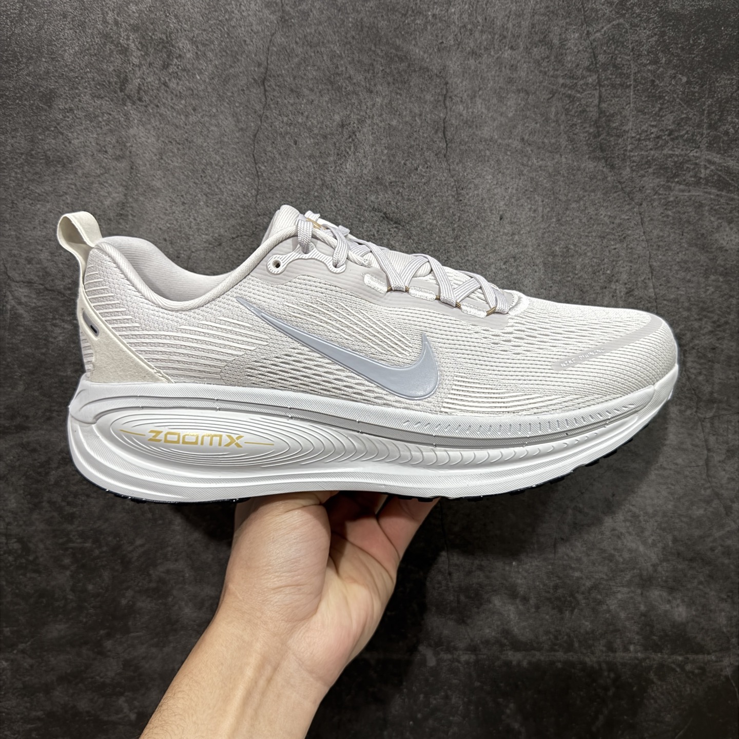 【XE纯原版】Nike Air Zoom Vomero 18 全新科技运动跑鞋HM6804-009    目前市场最强品质 原版购入开发 鞋面采用硅胶发泡立体印刷 分体式组合大底 上层超临界ZOOM X泡棉 下层一次ReactX泡棉 区别市场一体底 超高质检清洁度 一切材质配件均与原版一致 原楦原纸板开发 匹配原版98%以上 完美弧度版型 原厂鞋标 立体反光鞋盒标 鞋盒防撞海绵 高端玩家必推版本 高价零售必推版本 欢迎对比市面任意版本‼️ 这双鞋简直是时尚与科技的完美融合。 经典黑色鞋面，质感爆棚，搭配超亮眼的银色大勾子，瞬间成为街头焦点。不仅颜值在线，缓震性能更是一绝 不管是日常出街还是慢跑锻炼，都能给双脚极致舒适体验。  码数超全，39-46 码任你选！别犹豫啦，穿上它，轻松走出潮流范，开启你的时尚运动新旅程！ 码段：39-46-选品中心