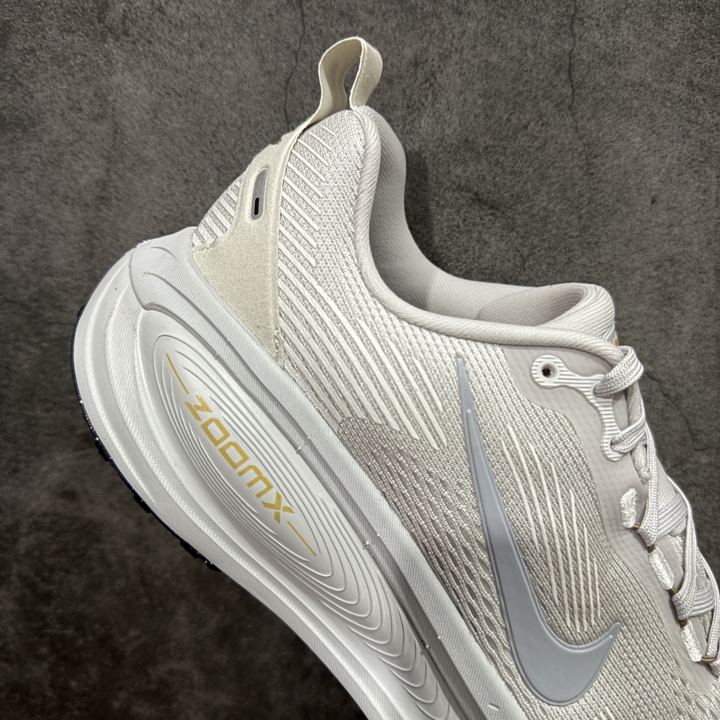 图片[7]-【XE纯原版】Nike Air Zoom Vomero 18 全新科技运动跑鞋HM6804-009    目前市场最强品质 原版购入开发 鞋面采用硅胶发泡立体印刷 分体式组合大底 上层超临界ZOOM X泡棉 下层一次ReactX泡棉 区别市场一体底 超高质检清洁度 一切材质配件均与原版一致 原楦原纸板开发 匹配原版98%以上 完美弧度版型 原厂鞋标 立体反光鞋盒标 鞋盒防撞海绵 高端玩家必推版本 高价零售必推版本 欢迎对比市面任意版本‼️ 这双鞋简直是时尚与科技的完美融合。 经典黑色鞋面，质感爆棚，搭配超亮眼的银色大勾子，瞬间成为街头焦点。不仅颜值在线，缓震性能更是一绝 不管是日常出街还是慢跑锻炼，都能给双脚极致舒适体验。  码数超全，39-46 码任你选！别犹豫啦，穿上它，轻松走出潮流范，开启你的时尚运动新旅程！ 码段：39-46-选品中心