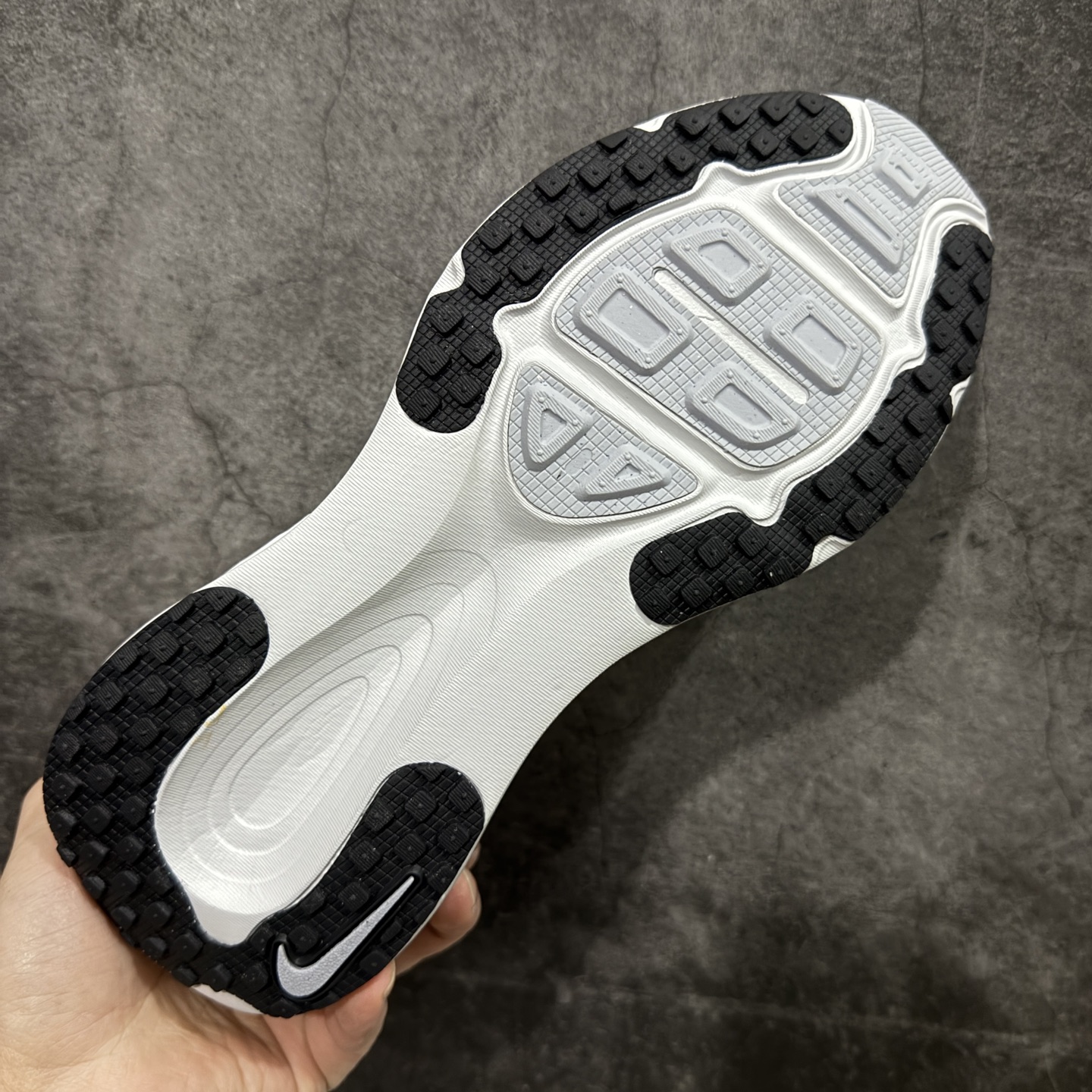 图片[9]-【XE纯原版】Nike Air Zoom Vomero 18 全新科技运动跑鞋HM6804-009    目前市场最强品质 原版购入开发 鞋面采用硅胶发泡立体印刷 分体式组合大底 上层超临界ZOOM X泡棉 下层一次ReactX泡棉 区别市场一体底 超高质检清洁度 一切材质配件均与原版一致 原楦原纸板开发 匹配原版98%以上 完美弧度版型 原厂鞋标 立体反光鞋盒标 鞋盒防撞海绵 高端玩家必推版本 高价零售必推版本 欢迎对比市面任意版本‼️ 这双鞋简直是时尚与科技的完美融合。 经典黑色鞋面，质感爆棚，搭配超亮眼的银色大勾子，瞬间成为街头焦点。不仅颜值在线，缓震性能更是一绝 不管是日常出街还是慢跑锻炼，都能给双脚极致舒适体验。  码数超全，39-46 码任你选！别犹豫啦，穿上它，轻松走出潮流范，开启你的时尚运动新旅程！ 码段：39-46-选品中心