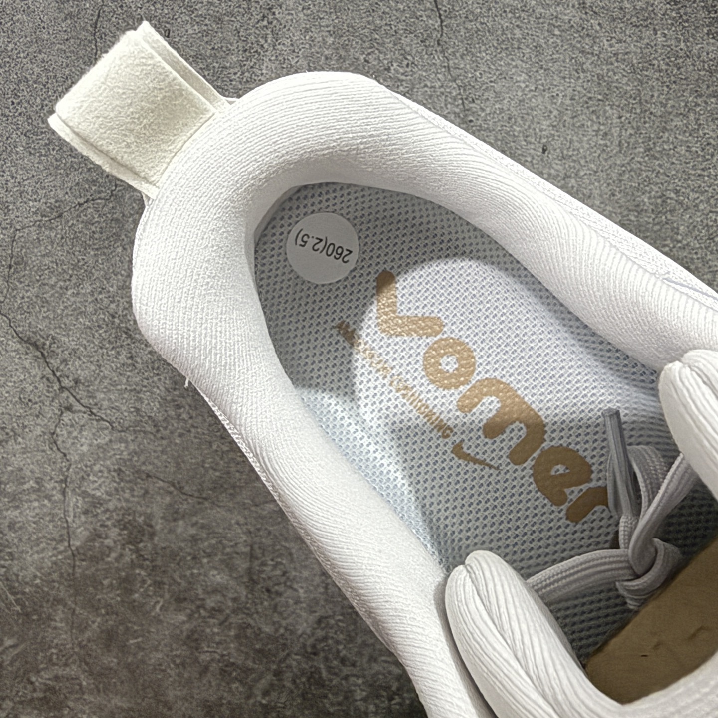 图片[8]-【XE纯原版】Nike Air Zoom Vomero 18 全新科技运动跑鞋HM6804-009    目前市场最强品质 原版购入开发 鞋面采用硅胶发泡立体印刷 分体式组合大底 上层超临界ZOOM X泡棉 下层一次ReactX泡棉 区别市场一体底 超高质检清洁度 一切材质配件均与原版一致 原楦原纸板开发 匹配原版98%以上 完美弧度版型 原厂鞋标 立体反光鞋盒标 鞋盒防撞海绵 高端玩家必推版本 高价零售必推版本 欢迎对比市面任意版本‼️ 这双鞋简直是时尚与科技的完美融合。 经典黑色鞋面，质感爆棚，搭配超亮眼的银色大勾子，瞬间成为街头焦点。不仅颜值在线，缓震性能更是一绝 不管是日常出街还是慢跑锻炼，都能给双脚极致舒适体验。  码数超全，39-46 码任你选！别犹豫啦，穿上它，轻松走出潮流范，开启你的时尚运动新旅程！ 码段：39-46-选品中心