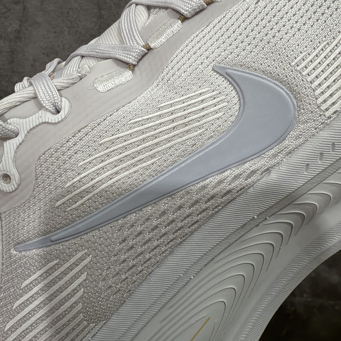 图片[4]-【XE纯原版】Nike Air Zoom Vomero 18 全新科技运动跑鞋HM6804-009    目前市场最强品质 原版购入开发 鞋面采用硅胶发泡立体印刷 分体式组合大底 上层超临界ZOOM X泡棉 下层一次ReactX泡棉 区别市场一体底 超高质检清洁度 一切材质配件均与原版一致 原楦原纸板开发 匹配原版98%以上 完美弧度版型 原厂鞋标 立体反光鞋盒标 鞋盒防撞海绵 高端玩家必推版本 高价零售必推版本 欢迎对比市面任意版本‼️ 这双鞋简直是时尚与科技的完美融合。 经典黑色鞋面，质感爆棚，搭配超亮眼的银色大勾子，瞬间成为街头焦点。不仅颜值在线，缓震性能更是一绝 不管是日常出街还是慢跑锻炼，都能给双脚极致舒适体验。  码数超全，39-46 码任你选！别犹豫啦，穿上它，轻松走出潮流范，开启你的时尚运动新旅程！ 码段：39-46-选品中心