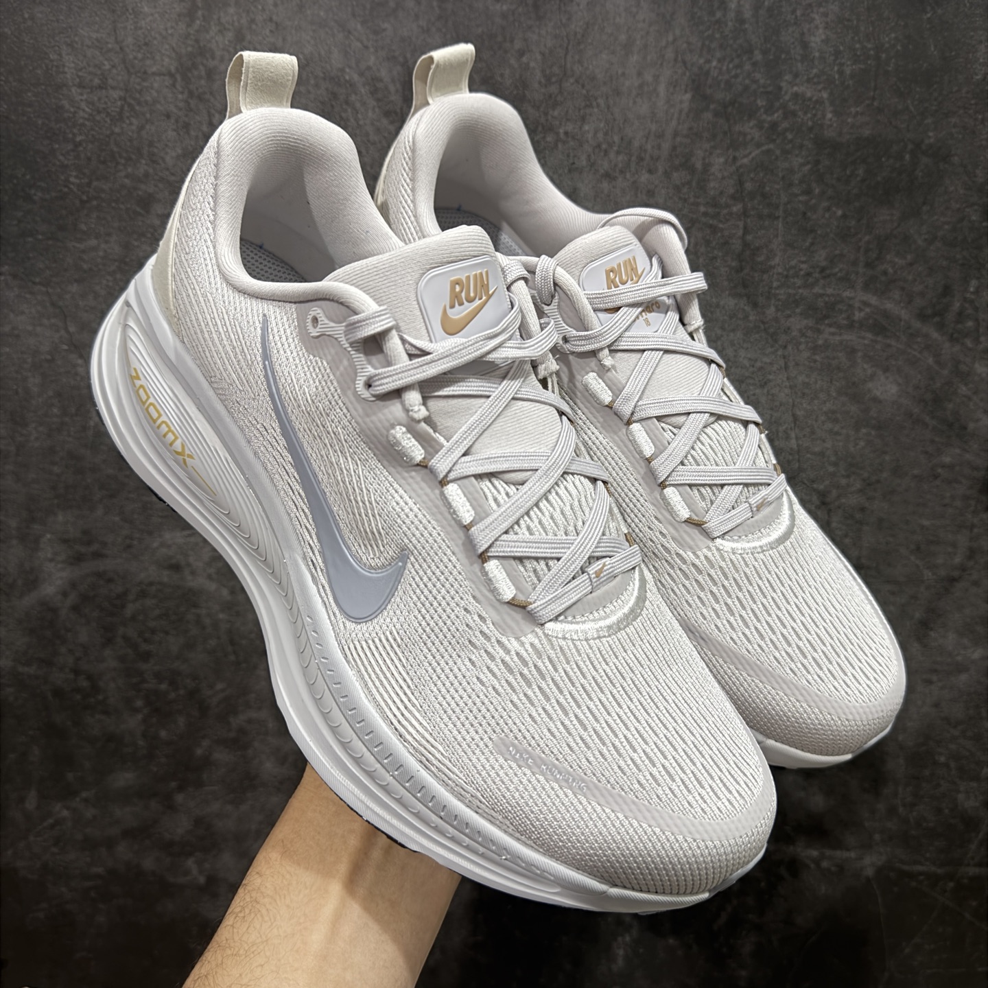 【XE纯原版】Nike Air Zoom Vomero 18 全新科技运动跑鞋HM6804-009    目前市场最强品质 原版购入开发 鞋面采用硅胶发泡立体印刷 分体式组合大底 上层超临界ZOOM X泡棉 下层一次ReactX泡棉 区别市场一体底 超高质检清洁度 一切材质配件均与原版一致 原楦原纸板开发 匹配原版98%以上 完美弧度版型 原厂鞋标 立体反光鞋盒标 鞋盒防撞海绵 高端玩家必推版本 高价零售必推版本 欢迎对比市面任意版本‼️ 这双鞋简直是时尚与科技的完美融合。 经典黑色鞋面，质感爆棚，搭配超亮眼的银色大勾子，瞬间成为街头焦点。不仅颜值在线，缓震性能更是一绝 不管是日常出街还是慢跑锻炼，都能给双脚极致舒适体验。  码数超全，39-46 码任你选！别犹豫啦，穿上它，轻松走出潮流范，开启你的时尚运动新旅程！ 码段：39-46-选品中心