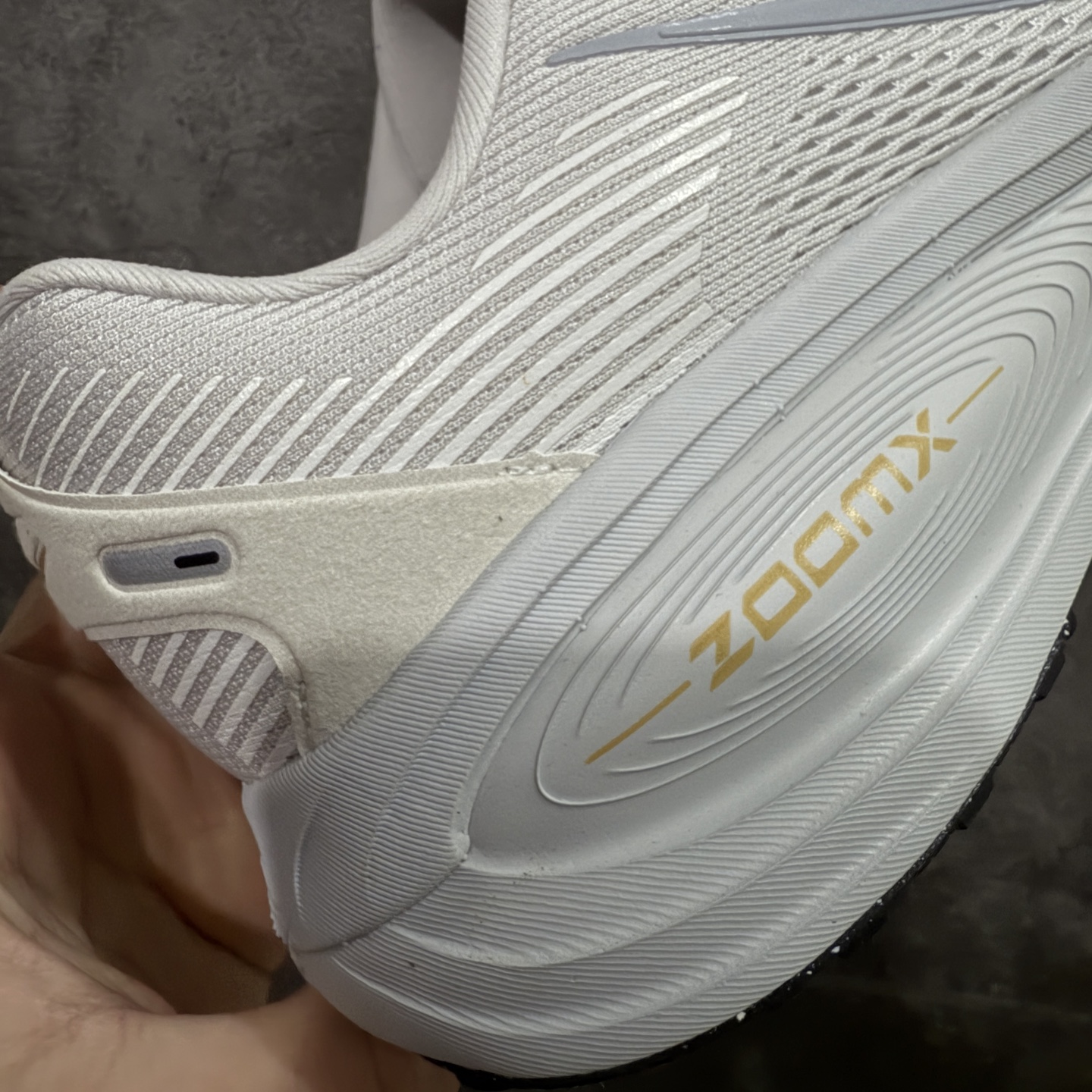 图片[3]-【XE纯原版】Nike Air Zoom Vomero 18 全新科技运动跑鞋HM6804-009    目前市场最强品质 原版购入开发 鞋面采用硅胶发泡立体印刷 分体式组合大底 上层超临界ZOOM X泡棉 下层一次ReactX泡棉 区别市场一体底 超高质检清洁度 一切材质配件均与原版一致 原楦原纸板开发 匹配原版98%以上 完美弧度版型 原厂鞋标 立体反光鞋盒标 鞋盒防撞海绵 高端玩家必推版本 高价零售必推版本 欢迎对比市面任意版本‼️ 这双鞋简直是时尚与科技的完美融合。 经典黑色鞋面，质感爆棚，搭配超亮眼的银色大勾子，瞬间成为街头焦点。不仅颜值在线，缓震性能更是一绝 不管是日常出街还是慢跑锻炼，都能给双脚极致舒适体验。  码数超全，39-46 码任你选！别犹豫啦，穿上它，轻松走出潮流范，开启你的时尚运动新旅程！ 码段：39-46-选品中心