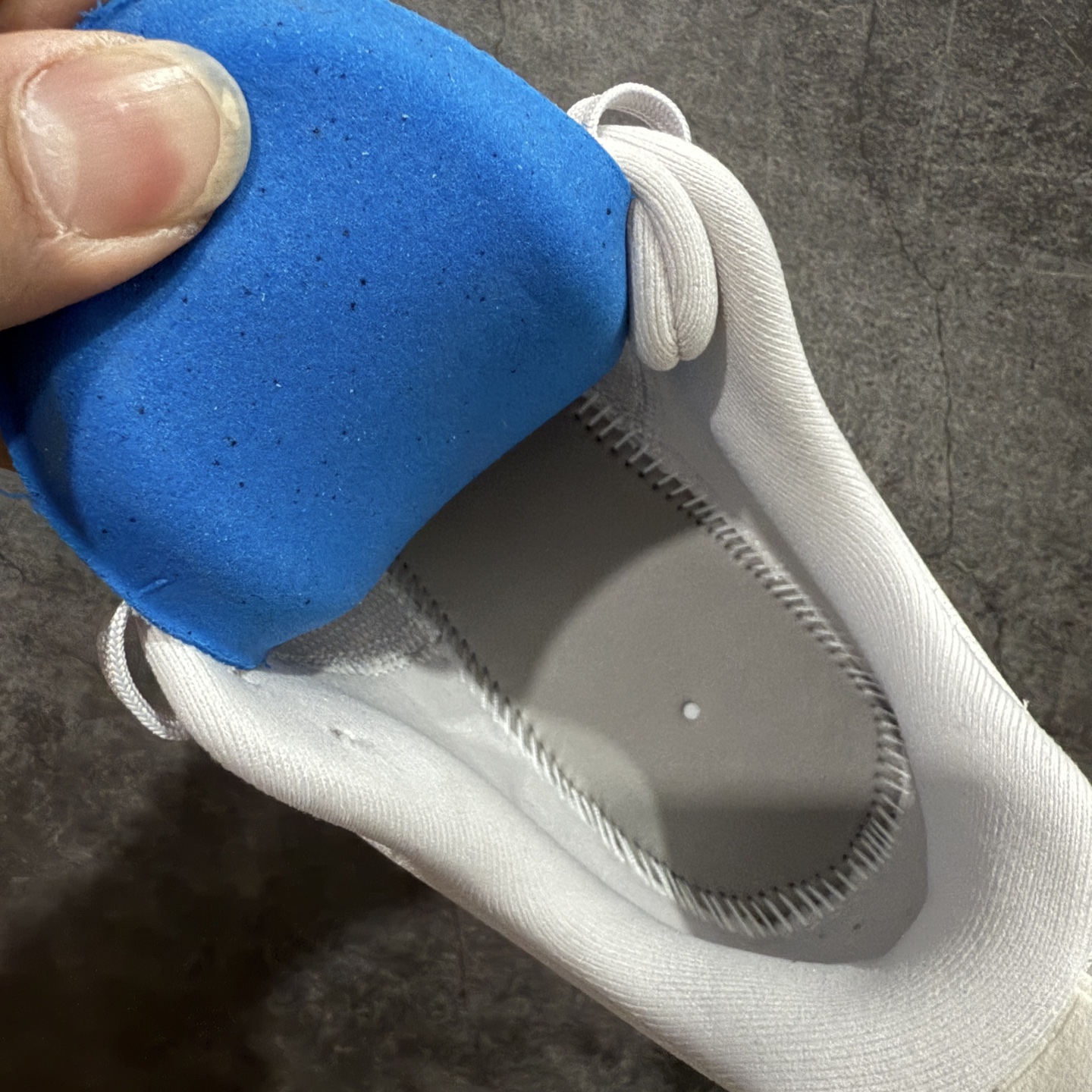 图片[9]-【XE纯原版】Nike Air Zoom Vomero 18 全新科技运动跑鞋HM6804-009    目前市场最强品质 原版购入开发 鞋面采用硅胶发泡立体印刷 分体式组合大底 上层超临界ZOOM X泡棉 下层一次ReactX泡棉 区别市场一体底 超高质检清洁度 一切材质配件均与原版一致 原楦原纸板开发 匹配原版98%以上 完美弧度版型 原厂鞋标 立体反光鞋盒标 鞋盒防撞海绵 高端玩家必推版本 高价零售必推版本 欢迎对比市面任意版本‼️ 这双鞋简直是时尚与科技的完美融合。 经典黑色鞋面，质感爆棚，搭配超亮眼的银色大勾子，瞬间成为街头焦点。不仅颜值在线，缓震性能更是一绝 不管是日常出街还是慢跑锻炼，都能给双脚极致舒适体验。  码数超全，39-46 码任你选！别犹豫啦，穿上它，轻松走出潮流范，开启你的时尚运动新旅程！ 码段：39-46-选品中心