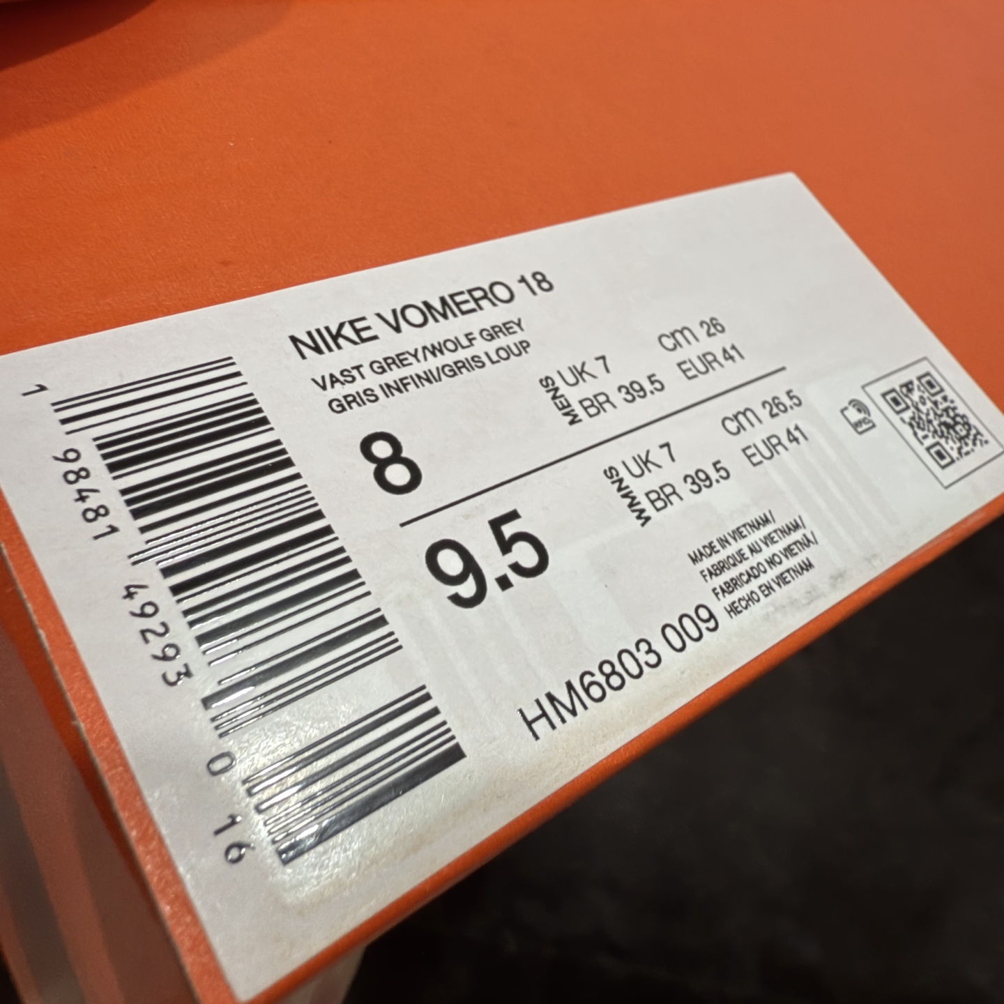 图片[10]-【XE纯原版】Nike Air Zoom Vomero 18 全新科技运动跑鞋HM6804-009    目前市场最强品质 原版购入开发 鞋面采用硅胶发泡立体印刷 分体式组合大底 上层超临界ZOOM X泡棉 下层一次ReactX泡棉 区别市场一体底 超高质检清洁度 一切材质配件均与原版一致 原楦原纸板开发 匹配原版98%以上 完美弧度版型 原厂鞋标 立体反光鞋盒标 鞋盒防撞海绵 高端玩家必推版本 高价零售必推版本 欢迎对比市面任意版本‼️ 这双鞋简直是时尚与科技的完美融合。 经典黑色鞋面，质感爆棚，搭配超亮眼的银色大勾子，瞬间成为街头焦点。不仅颜值在线，缓震性能更是一绝 不管是日常出街还是慢跑锻炼，都能给双脚极致舒适体验。  码数超全，39-46 码任你选！别犹豫啦，穿上它，轻松走出潮流范，开启你的时尚运动新旅程！ 码段：39-46-选品中心