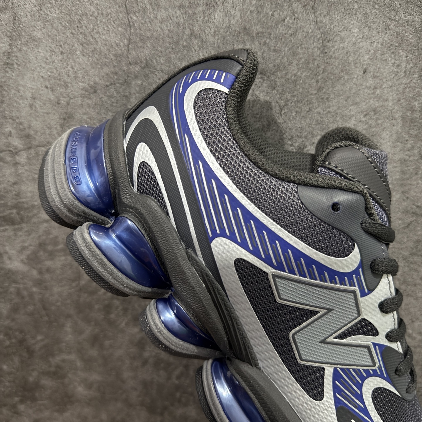 图片[7]-【纯原版】New Balance 新百伦 NB2000 网面休闲鞋 U20015V NB官方重磅新品 一款融合复古设计与现代科技的跑鞋，以其经典的造型和舒适脚感，成为2025年复古潮流爱好的推荐单品。 极具视觉冲击力的5根ABZORB单元，以及无缝鞋面的设计，加上3M反光材质的装饰，比之前推出的9060系列更夸张，更具未来感。 尺码：36-46.5-选品中心