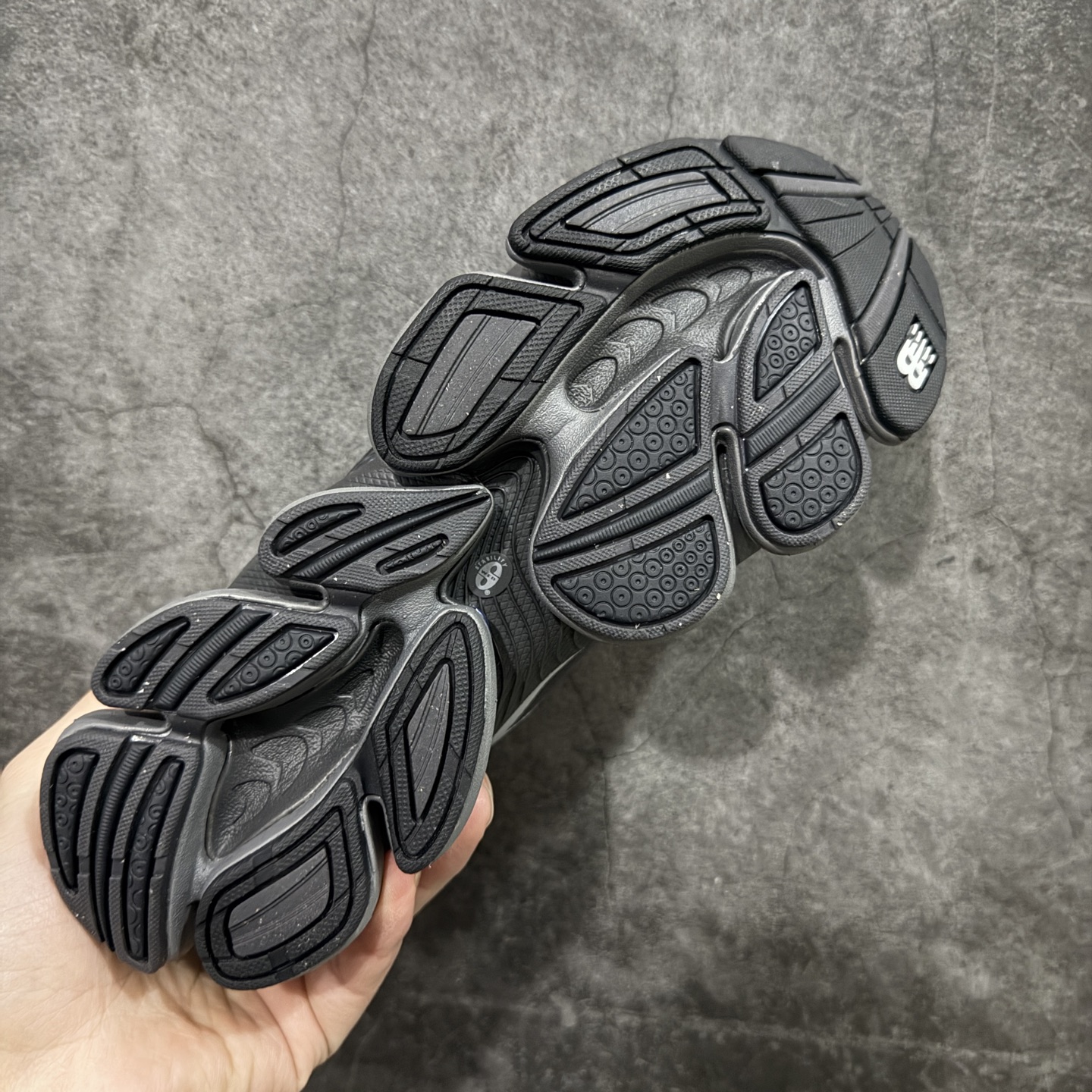 图片[9]-【纯原版】New Balance 新百伦 NB2000 网面休闲鞋 U20015V NB官方重磅新品 一款融合复古设计与现代科技的跑鞋，以其经典的造型和舒适脚感，成为2025年复古潮流爱好的推荐单品。 极具视觉冲击力的5根ABZORB单元，以及无缝鞋面的设计，加上3M反光材质的装饰，比之前推出的9060系列更夸张，更具未来感。 尺码：36-46.5-选品中心