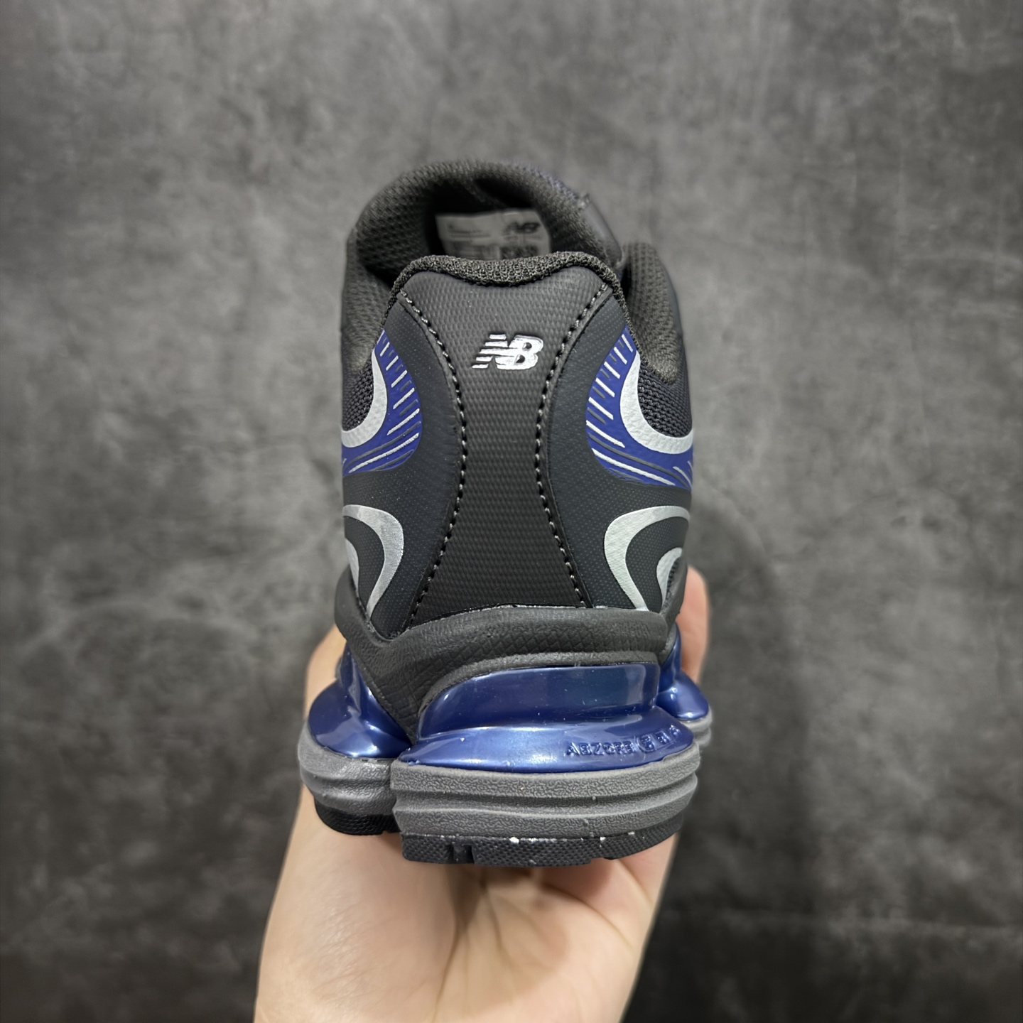 图片[4]-【纯原版】New Balance 新百伦 NB2000 网面休闲鞋 U20015V NB官方重磅新品 一款融合复古设计与现代科技的跑鞋，以其经典的造型和舒适脚感，成为2025年复古潮流爱好的推荐单品。 极具视觉冲击力的5根ABZORB单元，以及无缝鞋面的设计，加上3M反光材质的装饰，比之前推出的9060系列更夸张，更具未来感。 尺码：36-46.5-选品中心