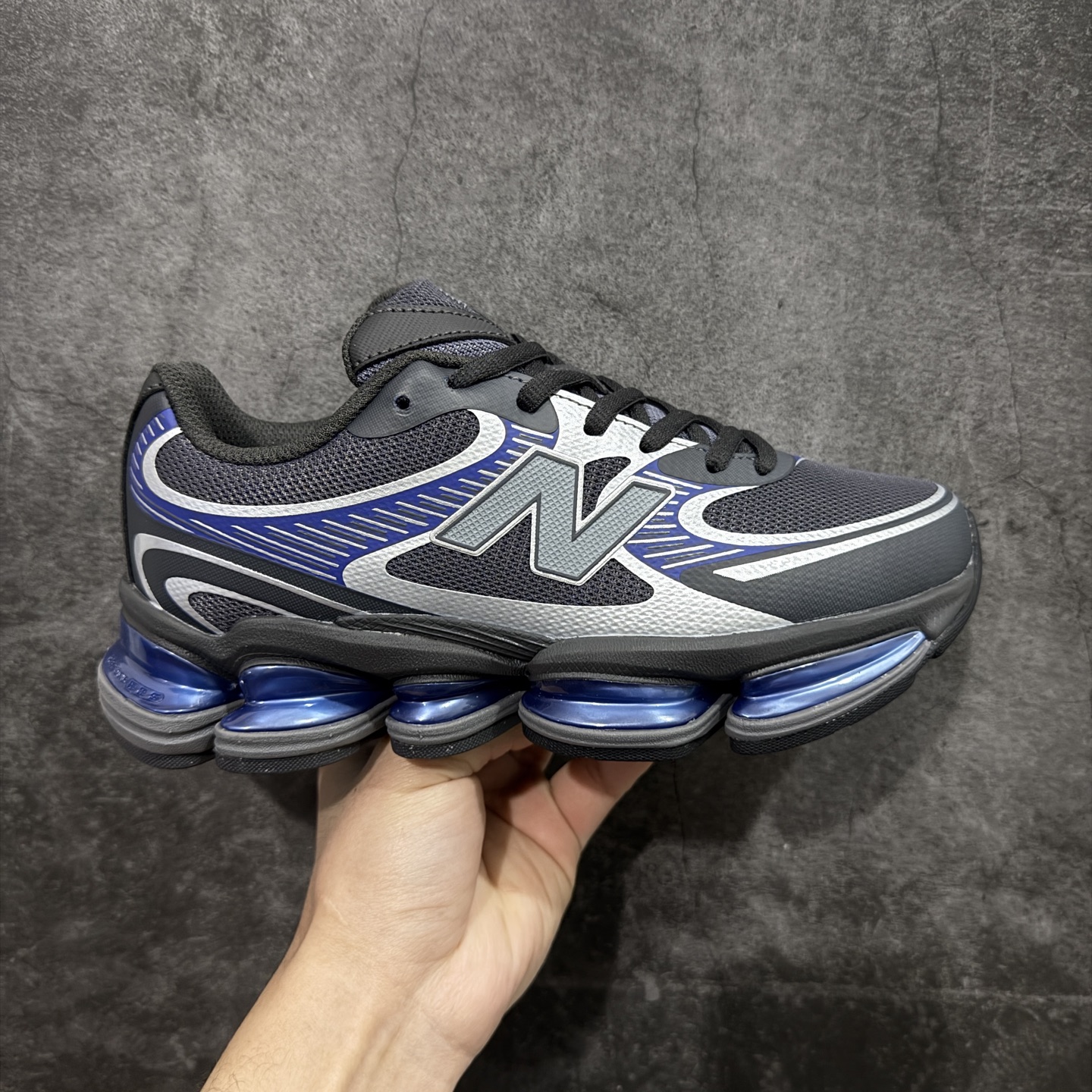 【纯原版】New Balance 新百伦 NB2000 网面休闲鞋 U20015V NB官方重磅新品 一款融合复古设计与现代科技的跑鞋，以其经典的造型和舒适脚感，成为2025年复古潮流爱好的推荐单品。 极具视觉冲击力的5根ABZORB单元，以及无缝鞋面的设计，加上3M反光材质的装饰，比之前推出的9060系列更夸张，更具未来感。 尺码：36-46.5-选品中心