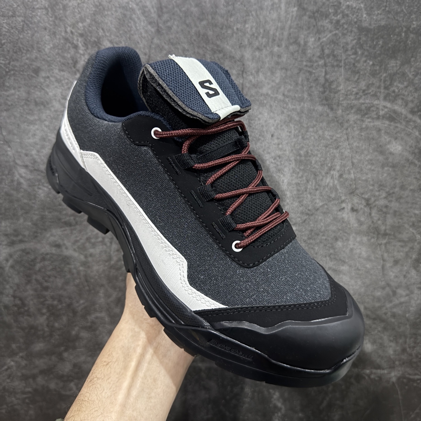 图片[3]-【巅峰版】SALOMON萨洛蒙 X-ALP ESILL GR10K 舒适百搭 防滑 低帮 户外功能鞋 男女同款 黑银色 劳保鞋 474200-20  鞋面采用SENSIFIT贴合技术 全方位贴合包裹脚型 鞋跟部鞋底牵引设计 提供强大的抓地性能 更适应野外崎岖不平的道路 其3D ADVANCED CHASSIS底盘 材料轻量大化 钉齿设计更具稳定性、防护性 鞋底易磨损区运用CONTAGRIP高耐磨材料 应对城市硬质路面长距离跑考验  尺码：36 36.5 37 38 38.5 39 40 40.5 41 42 42.5 43 44 44.5 45-选品中心