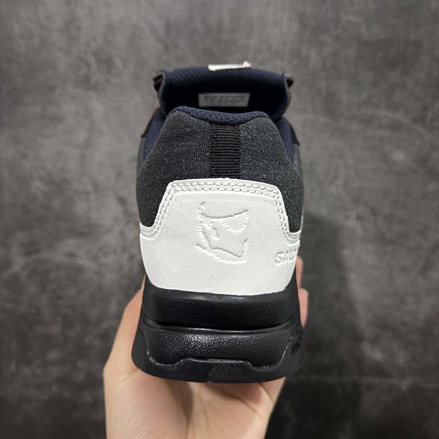 图片[4]-【巅峰版】SALOMON萨洛蒙 X-ALP ESILL GR10K 舒适百搭 防滑 低帮 户外功能鞋 男女同款 黑银色 劳保鞋 474200-20  鞋面采用SENSIFIT贴合技术 全方位贴合包裹脚型 鞋跟部鞋底牵引设计 提供强大的抓地性能 更适应野外崎岖不平的道路 其3D ADVANCED CHASSIS底盘 材料轻量大化 钉齿设计更具稳定性、防护性 鞋底易磨损区运用CONTAGRIP高耐磨材料 应对城市硬质路面长距离跑考验  尺码：36 36.5 37 38 38.5 39 40 40.5 41 42 42.5 43 44 44.5 45-选品中心