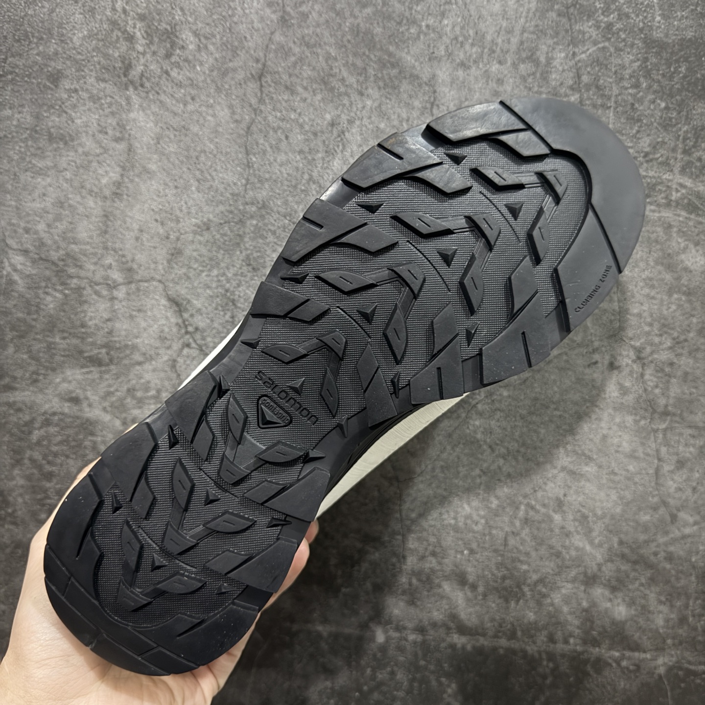 图片[9]-【巅峰版】SALOMON萨洛蒙 X-ALP ESILL GR10K 舒适百搭 防滑 低帮 户外功能鞋 男女同款 黑银色 劳保鞋 474200-20  鞋面采用SENSIFIT贴合技术 全方位贴合包裹脚型 鞋跟部鞋底牵引设计 提供强大的抓地性能 更适应野外崎岖不平的道路 其3D ADVANCED CHASSIS底盘 材料轻量大化 钉齿设计更具稳定性、防护性 鞋底易磨损区运用CONTAGRIP高耐磨材料 应对城市硬质路面长距离跑考验  尺码：36 36.5 37 38 38.5 39 40 40.5 41 42 42.5 43 44 44.5 45-选品中心