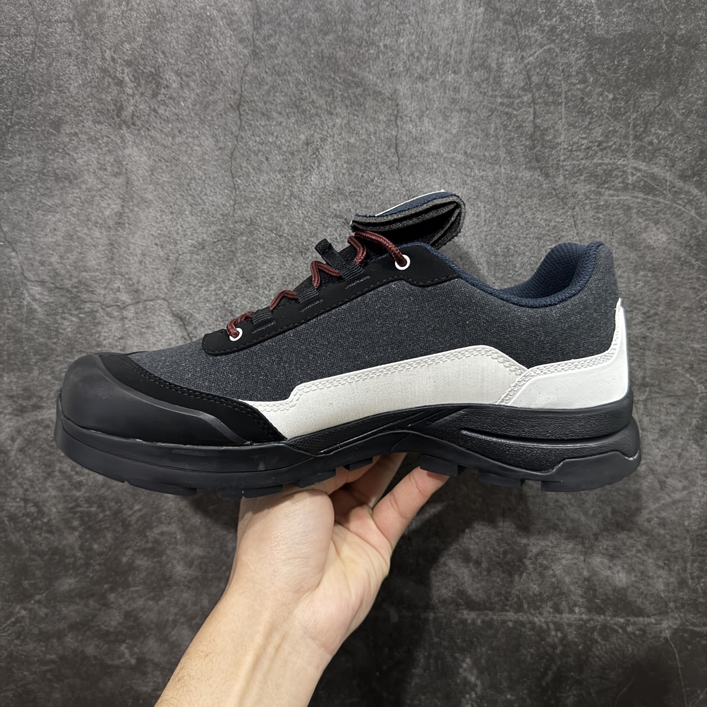 图片[2]-【巅峰版】SALOMON萨洛蒙 X-ALP ESILL GR10K 舒适百搭 防滑 低帮 户外功能鞋 男女同款 黑银色 劳保鞋 474200-20  鞋面采用SENSIFIT贴合技术 全方位贴合包裹脚型 鞋跟部鞋底牵引设计 提供强大的抓地性能 更适应野外崎岖不平的道路 其3D ADVANCED CHASSIS底盘 材料轻量大化 钉齿设计更具稳定性、防护性 鞋底易磨损区运用CONTAGRIP高耐磨材料 应对城市硬质路面长距离跑考验  尺码：36 36.5 37 38 38.5 39 40 40.5 41 42 42.5 43 44 44.5 45-选品中心