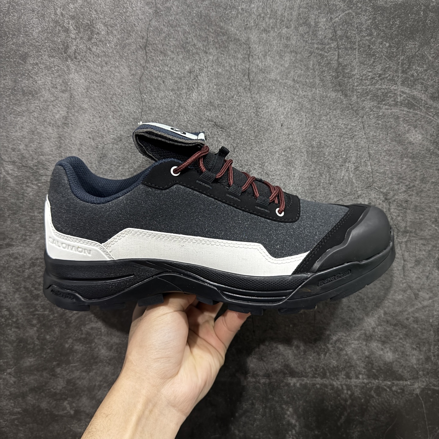 【巅峰版】SALOMON萨洛蒙 X-ALP ESILL GR10K 舒适百搭 防滑 低帮 户外功能鞋 男女同款 黑银色 劳保鞋 474200-20  鞋面采用SENSIFIT贴合技术 全方位贴合包裹脚型 鞋跟部鞋底牵引设计 提供强大的抓地性能 更适应野外崎岖不平的道路 其3D ADVANCED CHASSIS底盘 材料轻量大化 钉齿设计更具稳定性、防护性 鞋底易磨损区运用CONTAGRIP高耐磨材料 应对城市硬质路面长距离跑考验  尺码：36 36.5 37 38 38.5 39 40 40.5 41 42 42.5 43 44 44.5 45-选品中心