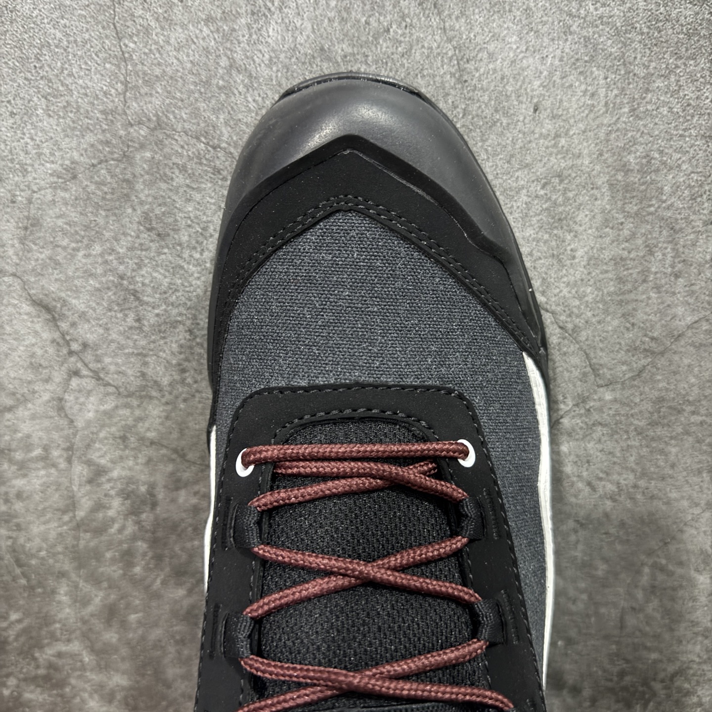 图片[5]-【巅峰版】SALOMON萨洛蒙 X-ALP ESILL GR10K 舒适百搭 防滑 低帮 户外功能鞋 男女同款 黑银色 劳保鞋 474200-20  鞋面采用SENSIFIT贴合技术 全方位贴合包裹脚型 鞋跟部鞋底牵引设计 提供强大的抓地性能 更适应野外崎岖不平的道路 其3D ADVANCED CHASSIS底盘 材料轻量大化 钉齿设计更具稳定性、防护性 鞋底易磨损区运用CONTAGRIP高耐磨材料 应对城市硬质路面长距离跑考验  尺码：36 36.5 37 38 38.5 39 40 40.5 41 42 42.5 43 44 44.5 45-选品中心